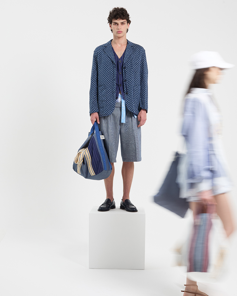 Mannequin homme avec veste bleue et short de la collection été.