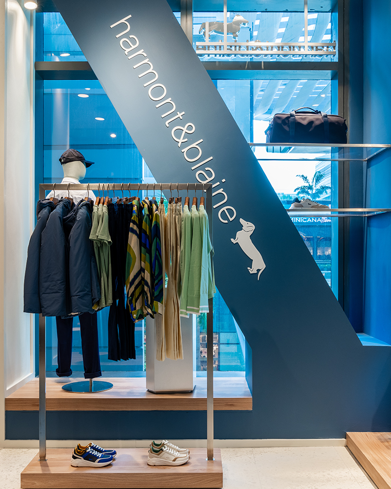 Mur d&rsquo;exposition avec v&ecirc;tements Harmont & Blaine.