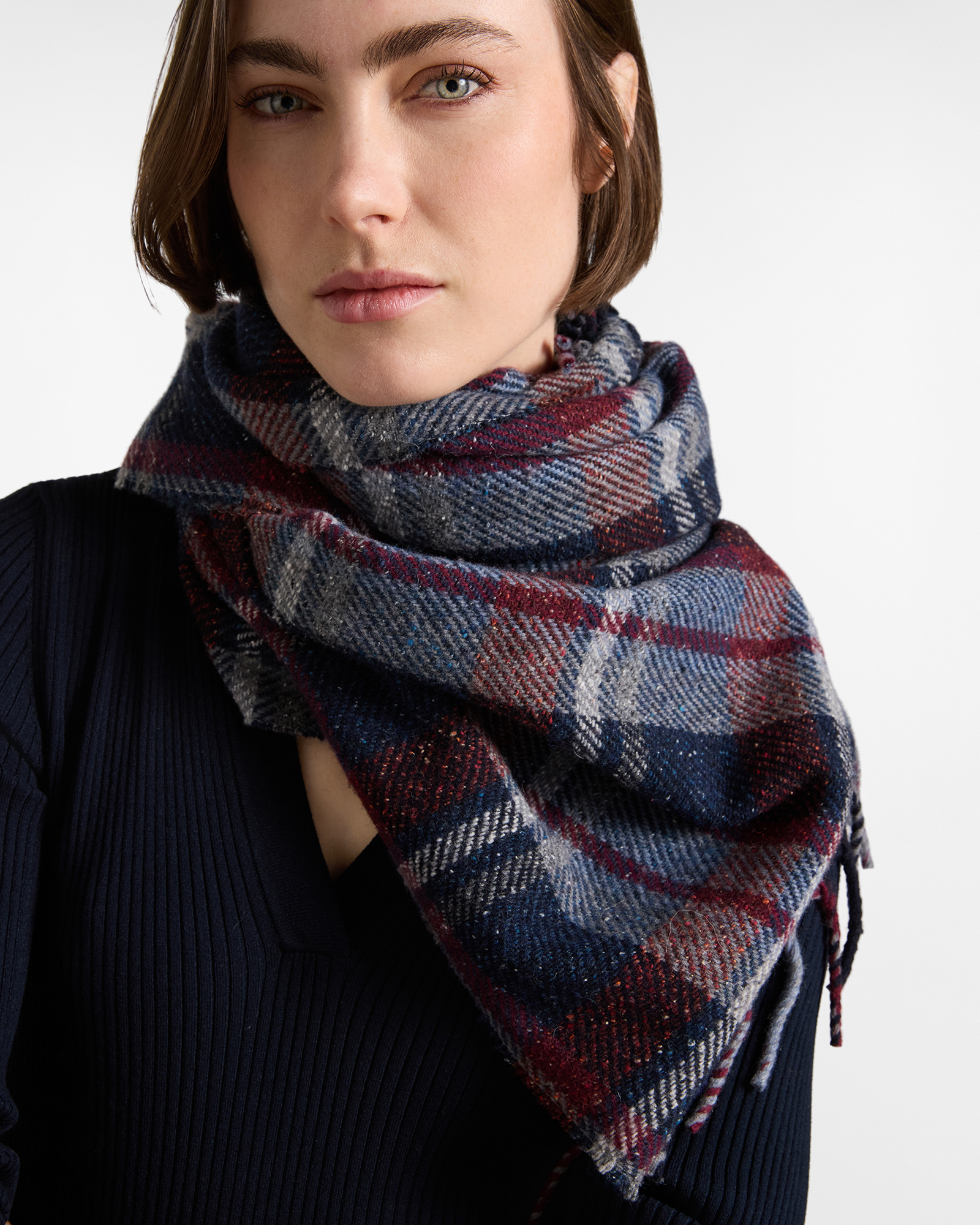 Men&rsquo;s navy blue button-woven wool and silk blend scarf
