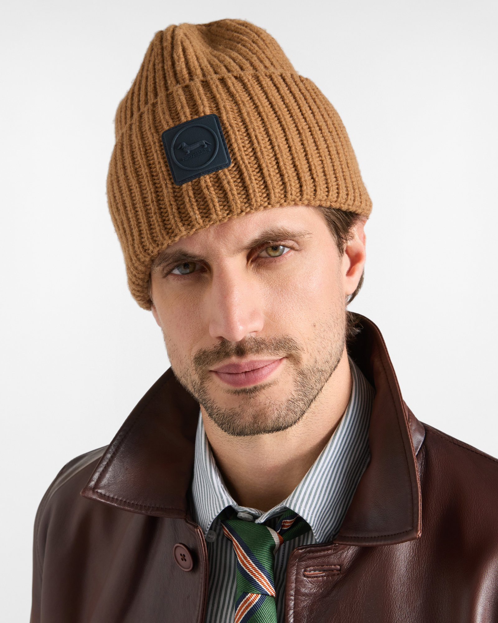 Men&rsquo;s wool and cashmere blend beanie with light brown signature patch