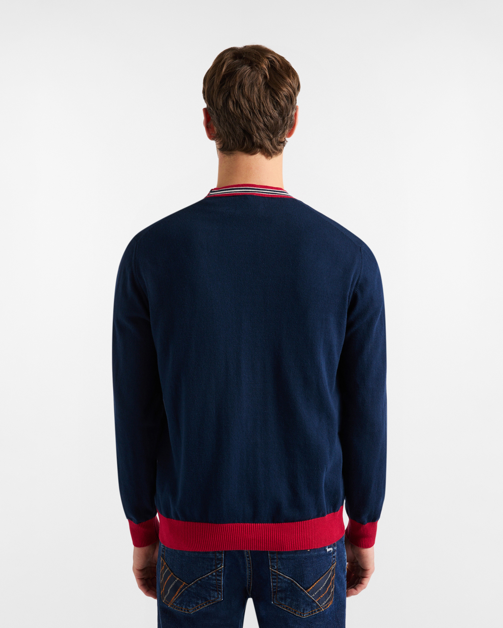 C&aacute;rdigan con detalles en contraste.