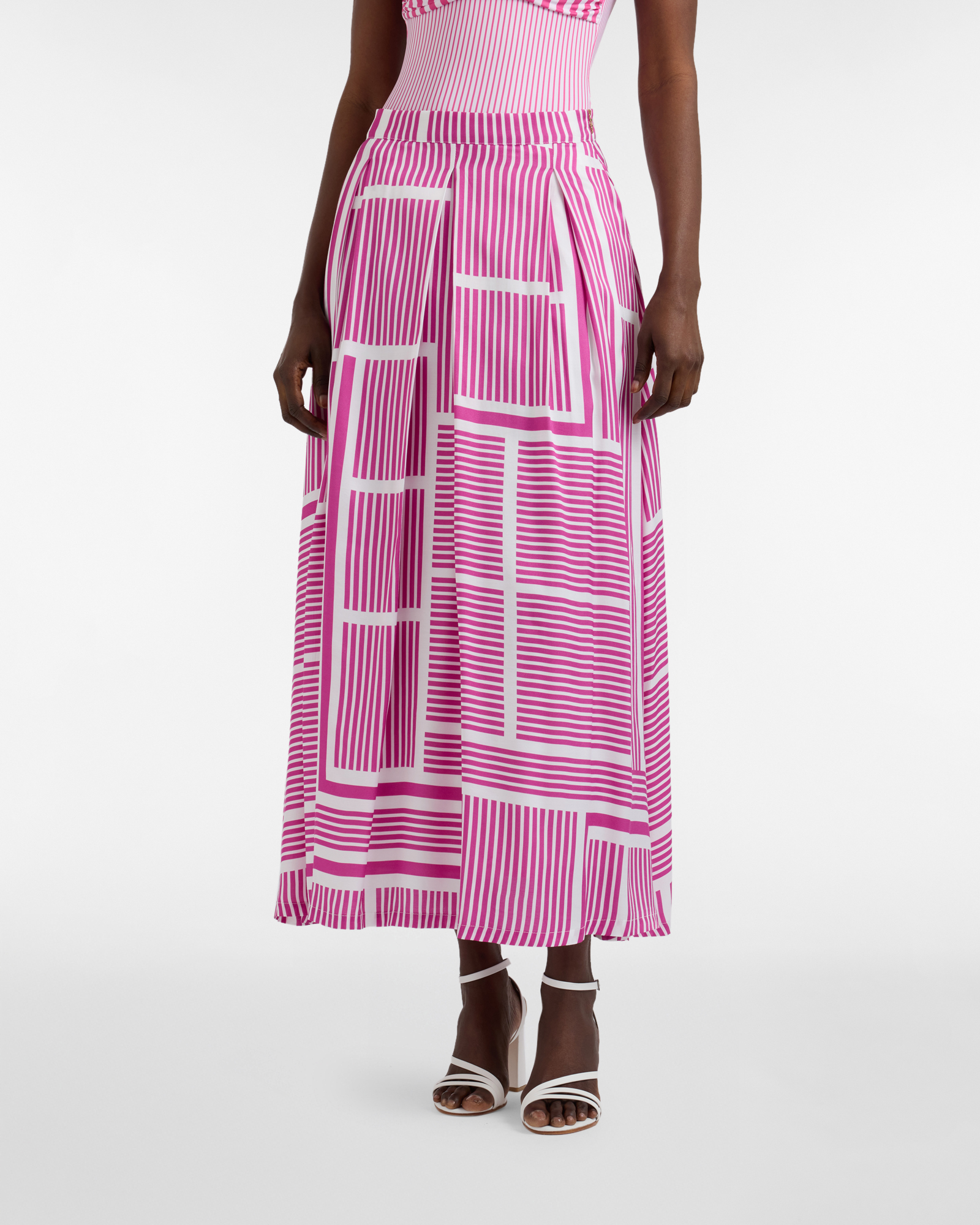 High-waisted pleated skirt