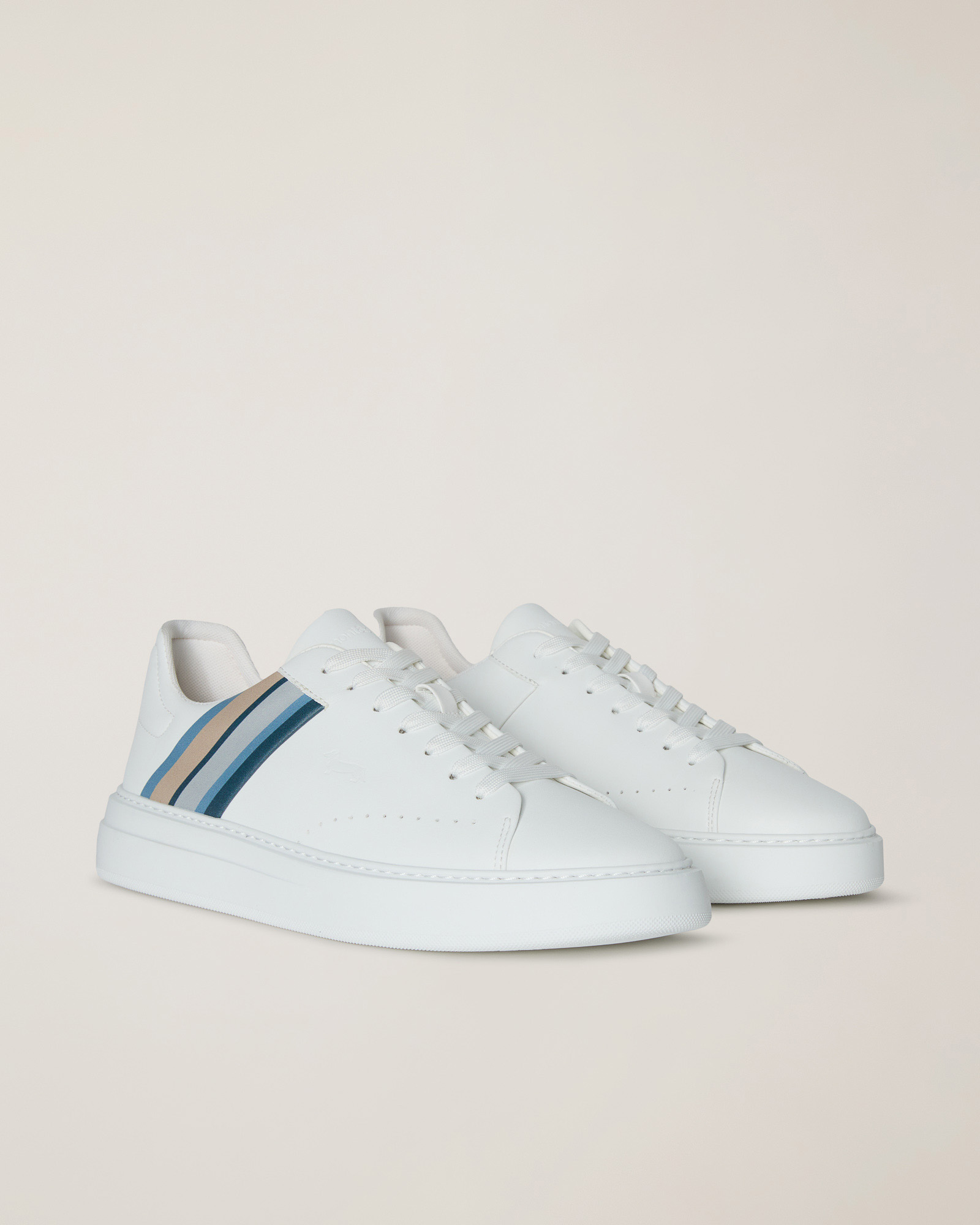 Sneaker with screen print