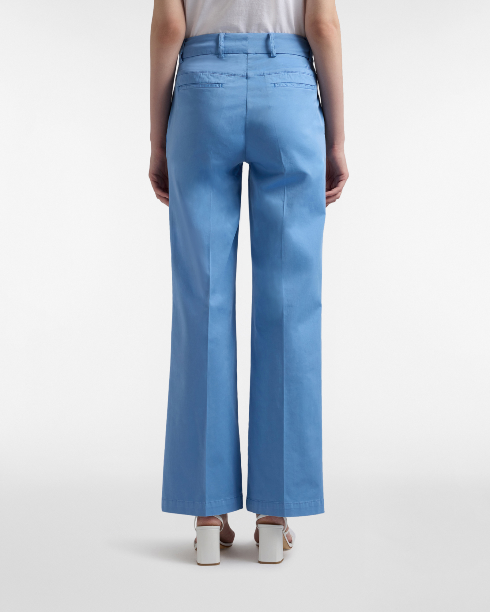 Women's high-waisted pants with a straight leg