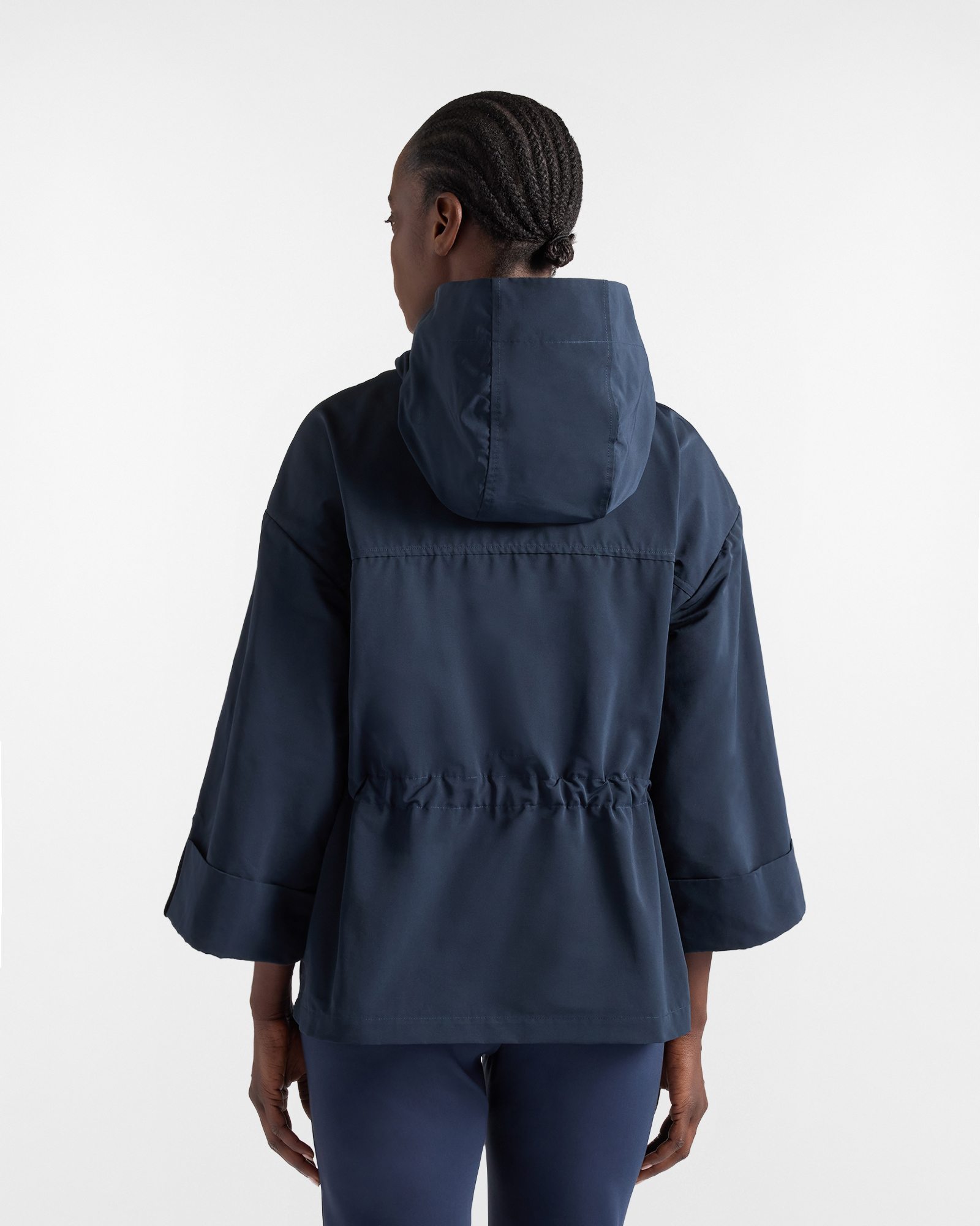 Gab&aacute;n con cord&oacute;n y capucha