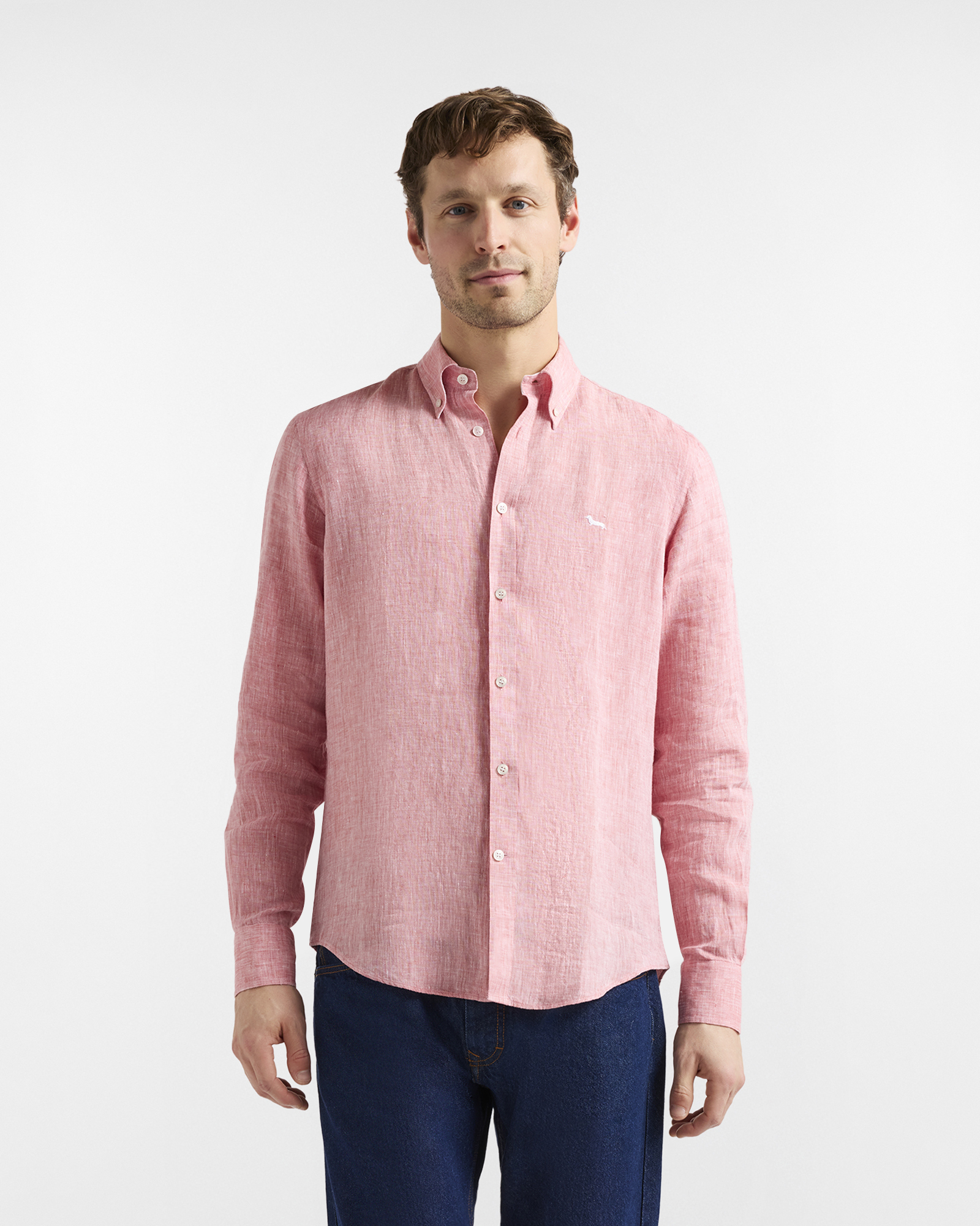 Camisa de lino puro, corte regular.