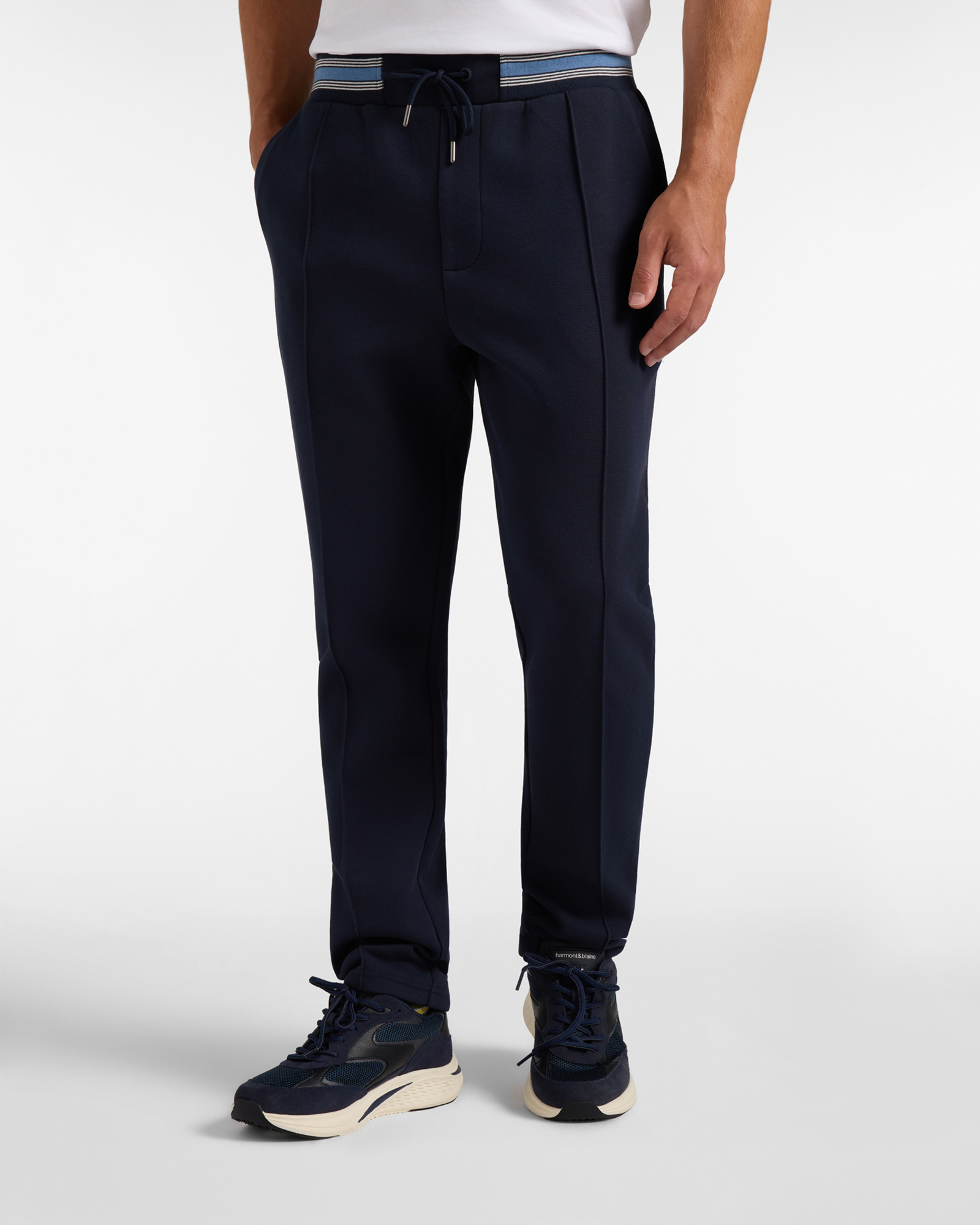 Pantal&oacute;n para hombre en felpa piqu&eacute; azul con cintur&oacute;n de rayas