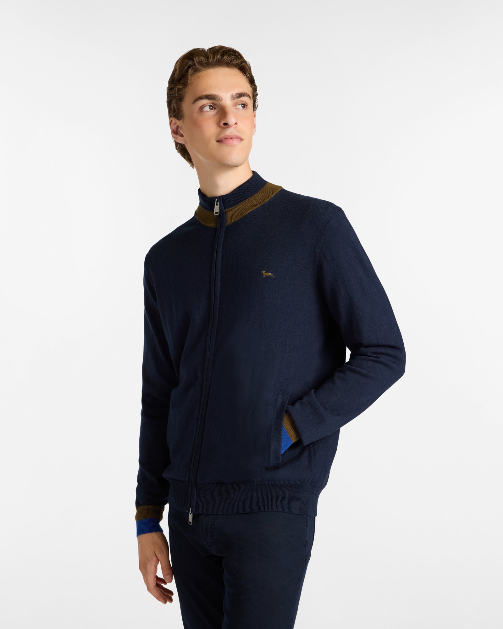 Pullover con Cremallera Completa, Detalles en Contraste y Logo Bordado