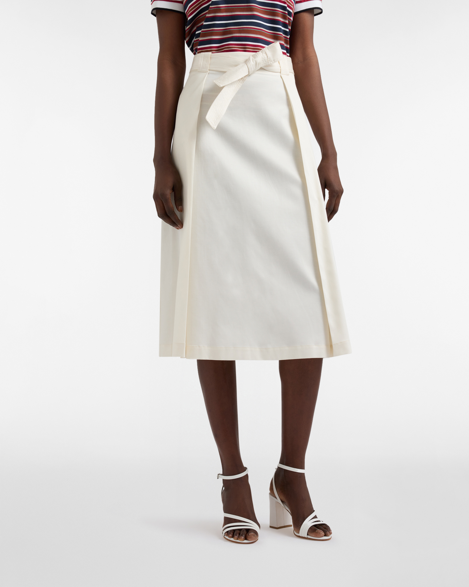 Women&rsquo;s dress with pleats on the front and belt