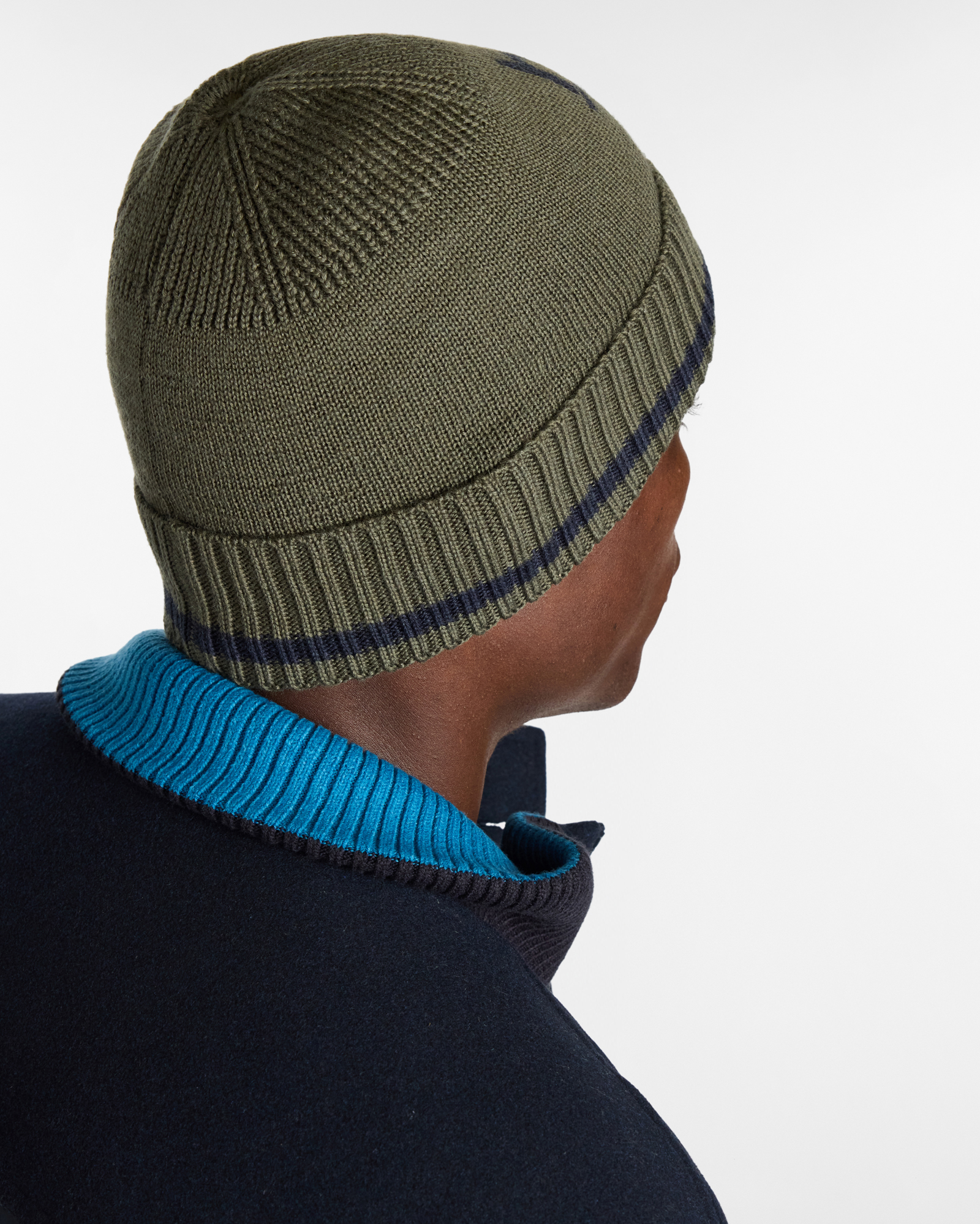 Cappello in Maglia con Logo e Bordo a Righe