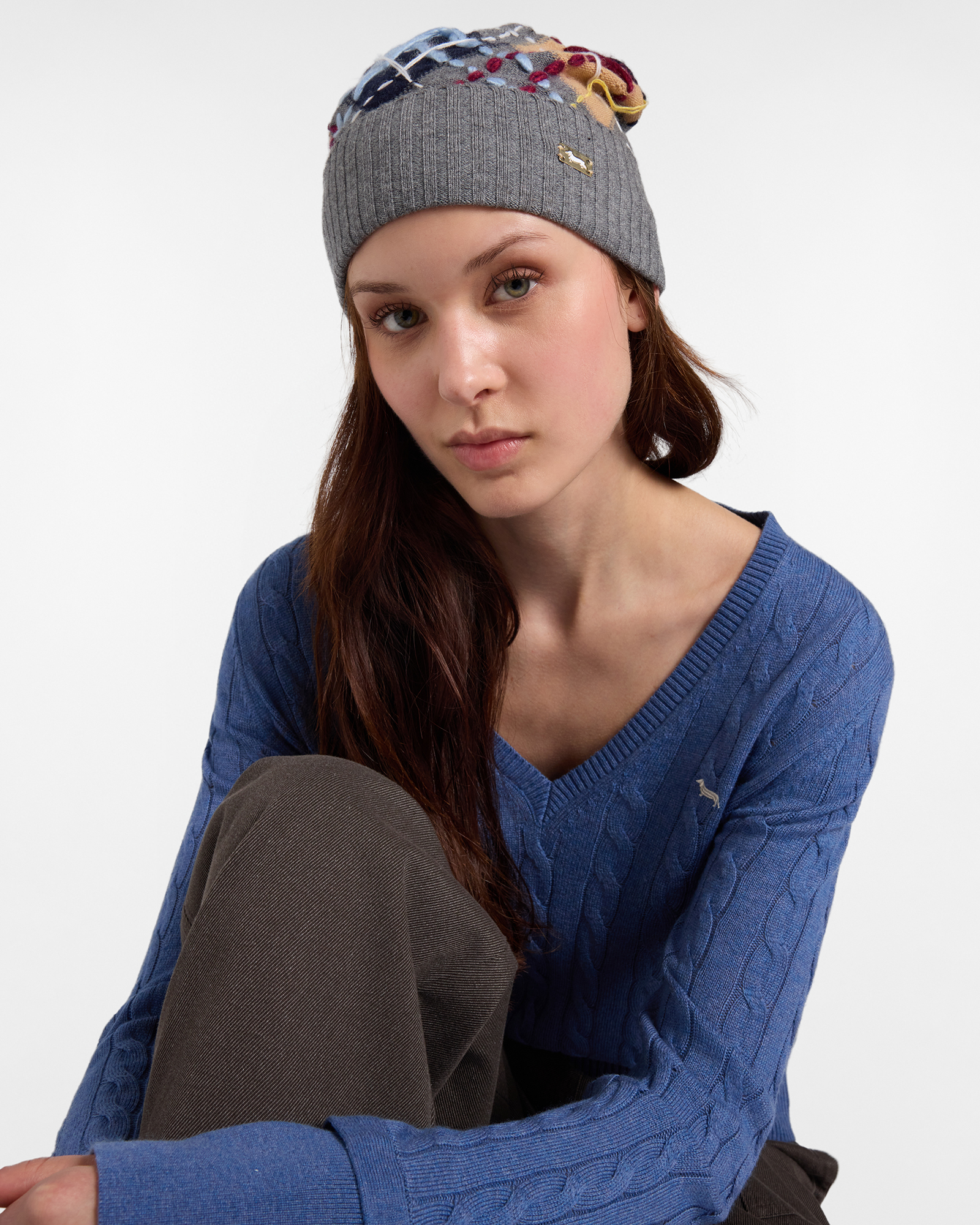 Women's beanie in a gray wool blend with argyle motif, pom pom and handmade embroidery