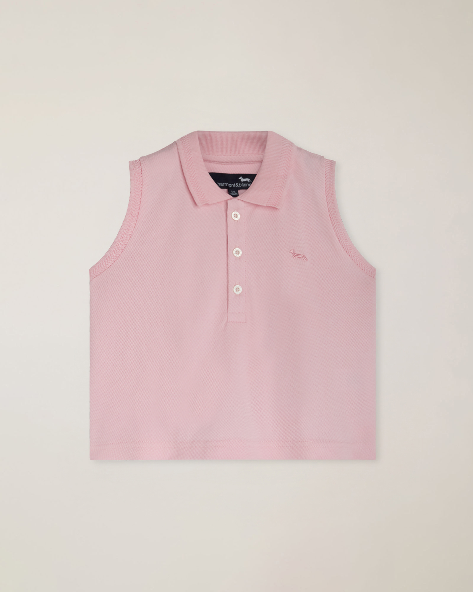Polo de piqu&eacute; con sisa y detalle de logotipo bordado