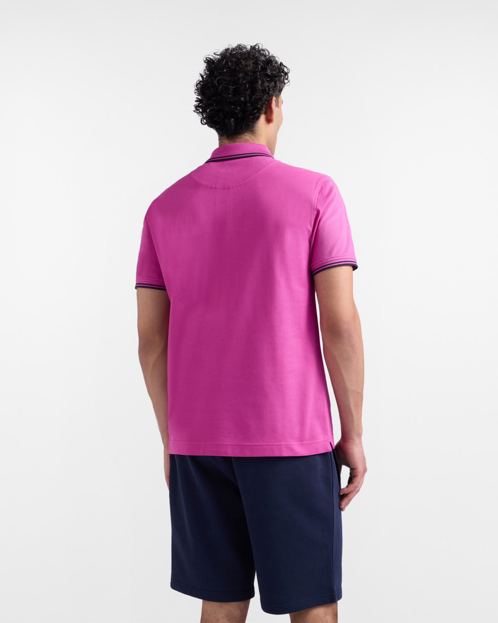 Polo de hombre con detalles de rayas en contraste