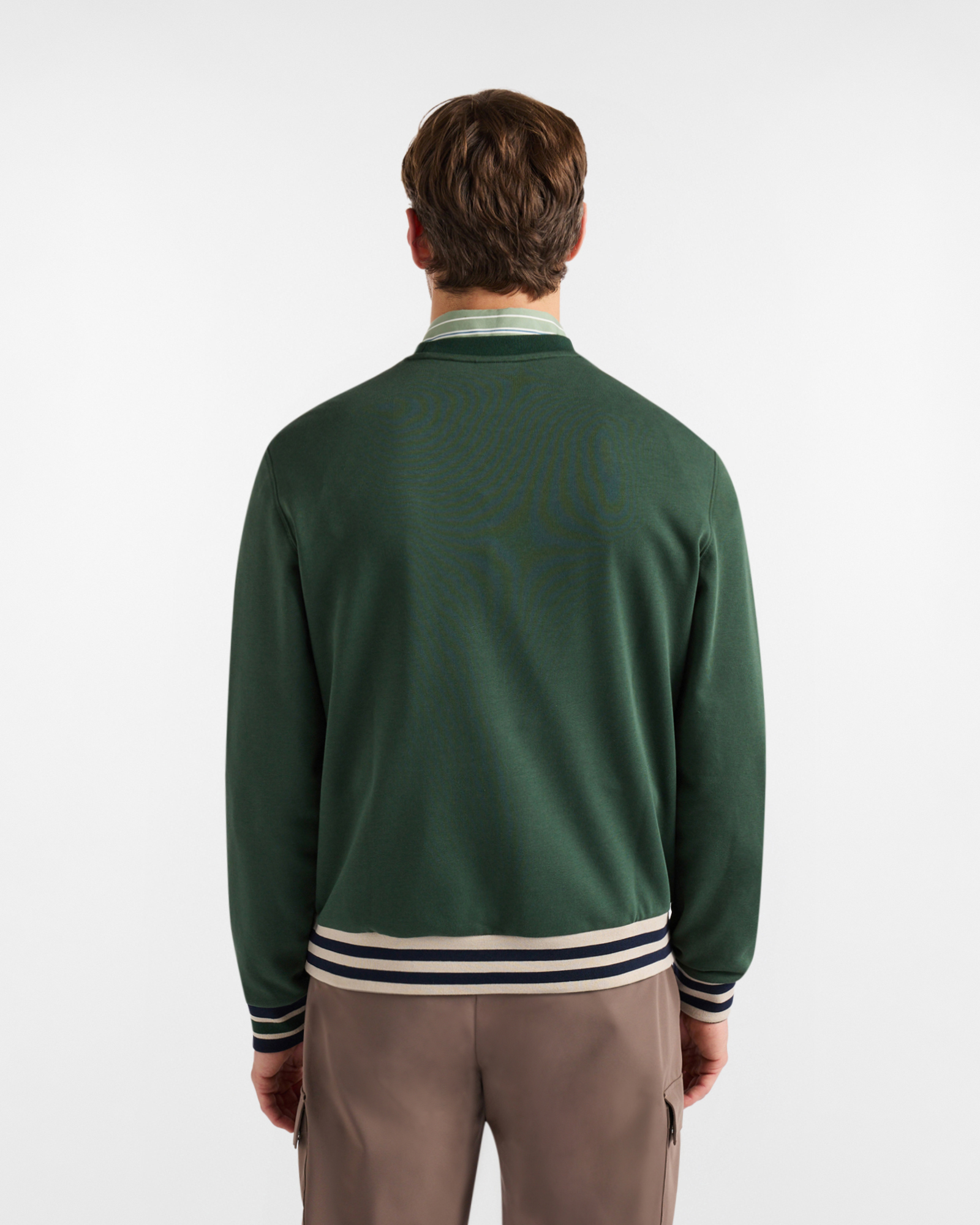 Sudadera con bordado y detalles a rayas.