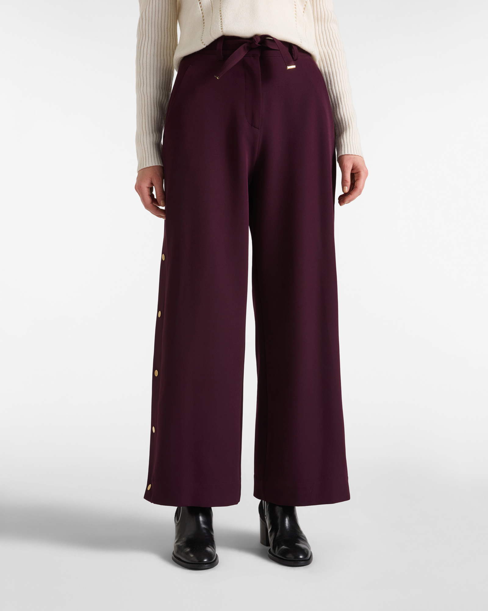 Women&rsquo;s straight-leg trousers with side buttons in dark purple