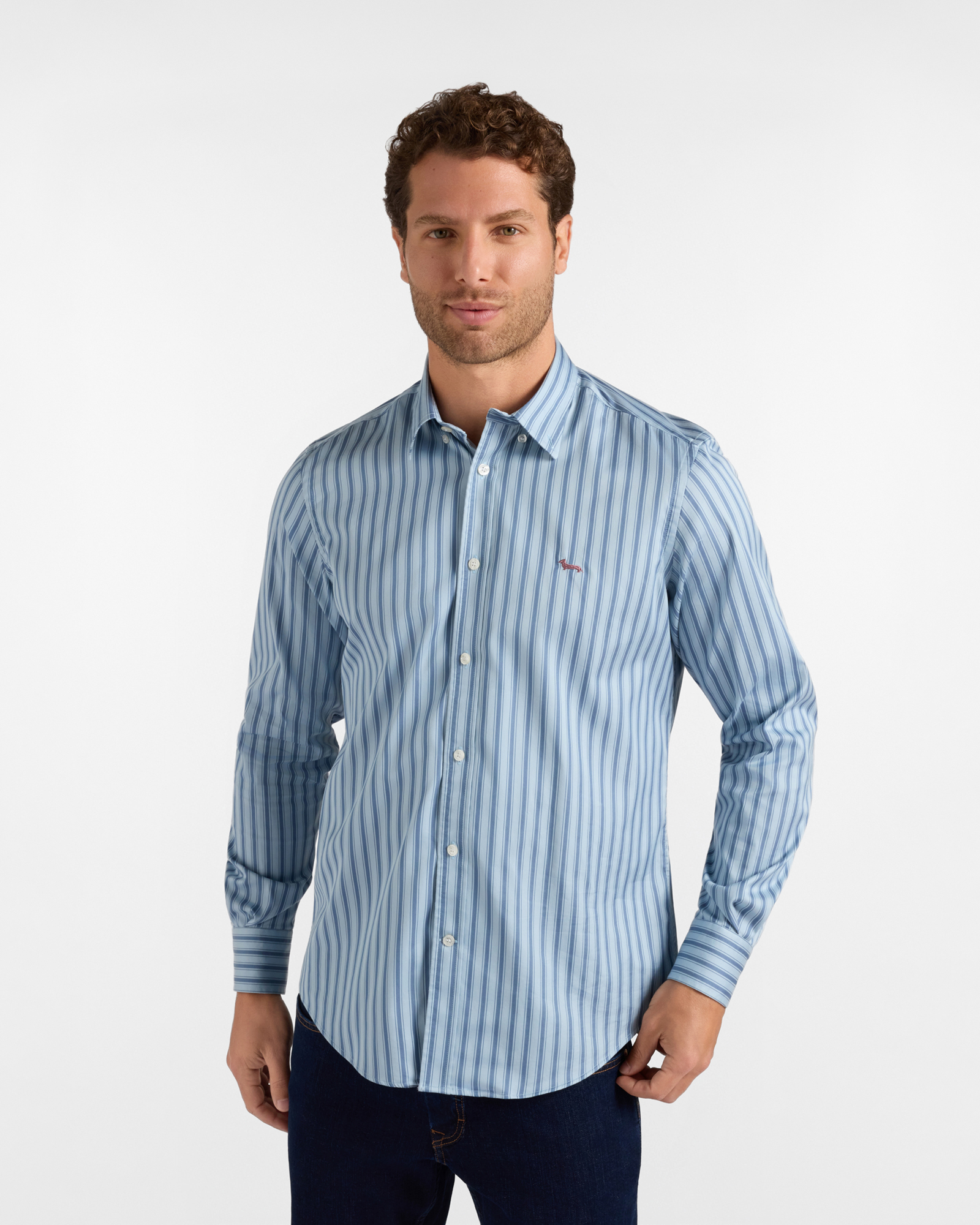 Camisa de hombre a rayas en sat&eacute;n el&aacute;stico de corte regular, color azul celeste