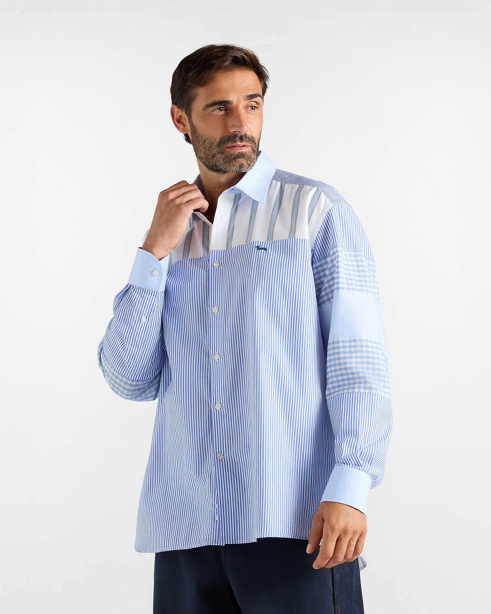 Camisa de hombre redise&ntilde;ada en puro algod&oacute;n azul celeste y blanco de la colecci&oacute;n c&aacute;psula Re-Loved, fabricada en Italia