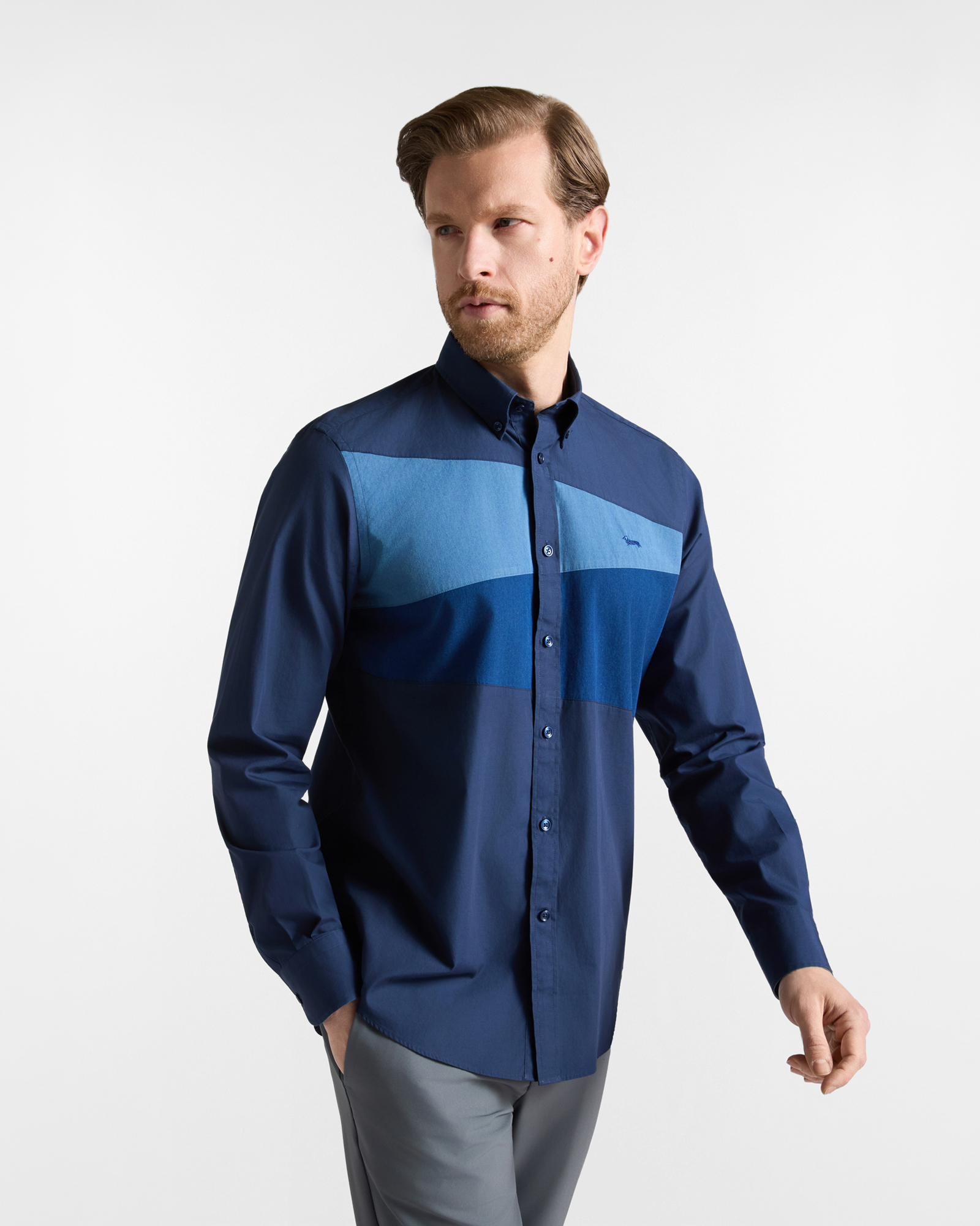 Men's regular-fit dark blue peach poplin shirt with denim