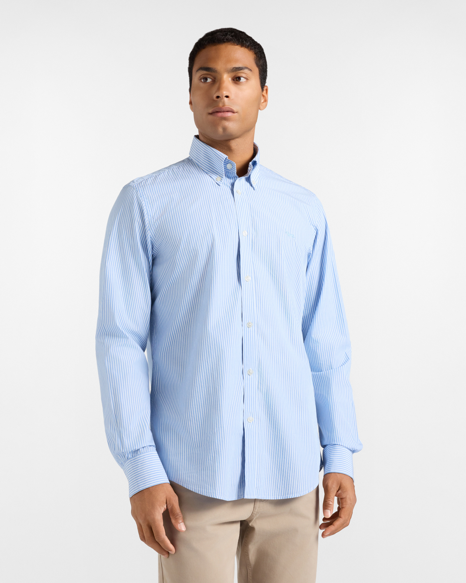Men's regular-fit light blue shirt with stripe on a colorful yarn-dyed background