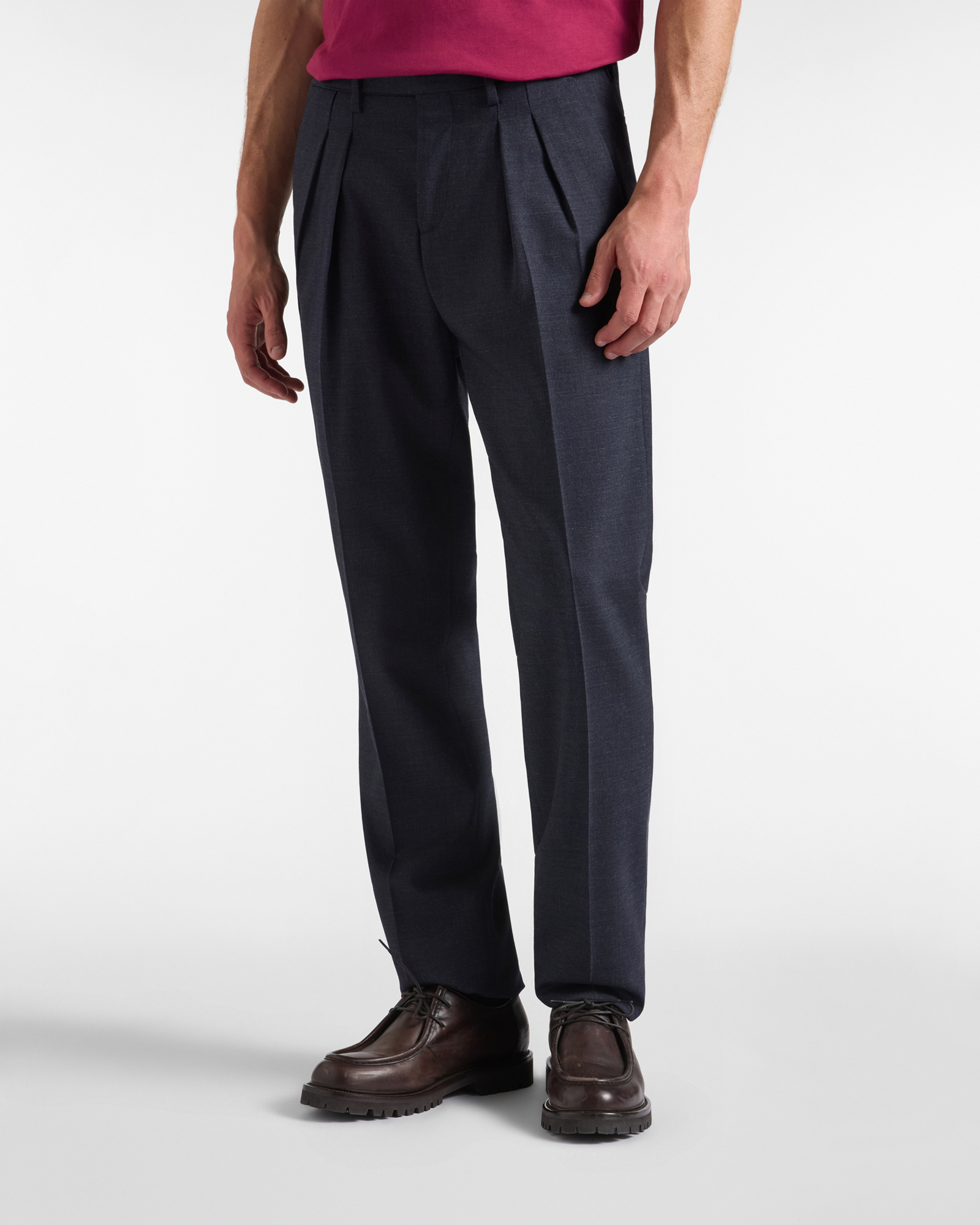 Men&rsquo;s chino trousers with pleats and turn-ups, &lsquo;Capsule Qualit&agrave;&rsquo; range, navy blue