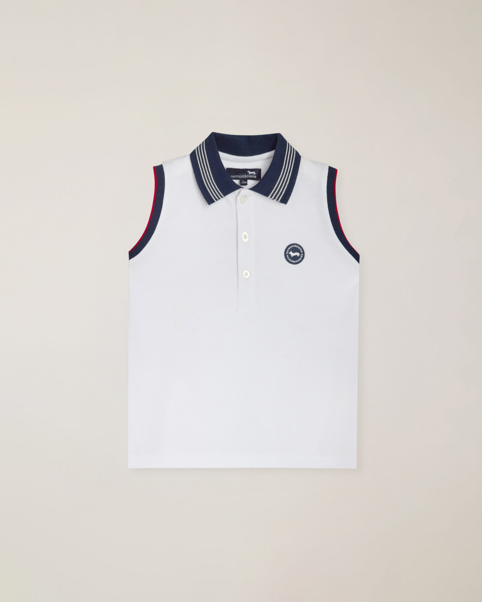 Polo en piqu&eacute; con sisa y detalle de parche exclusivo al lado del coraz&oacute;n