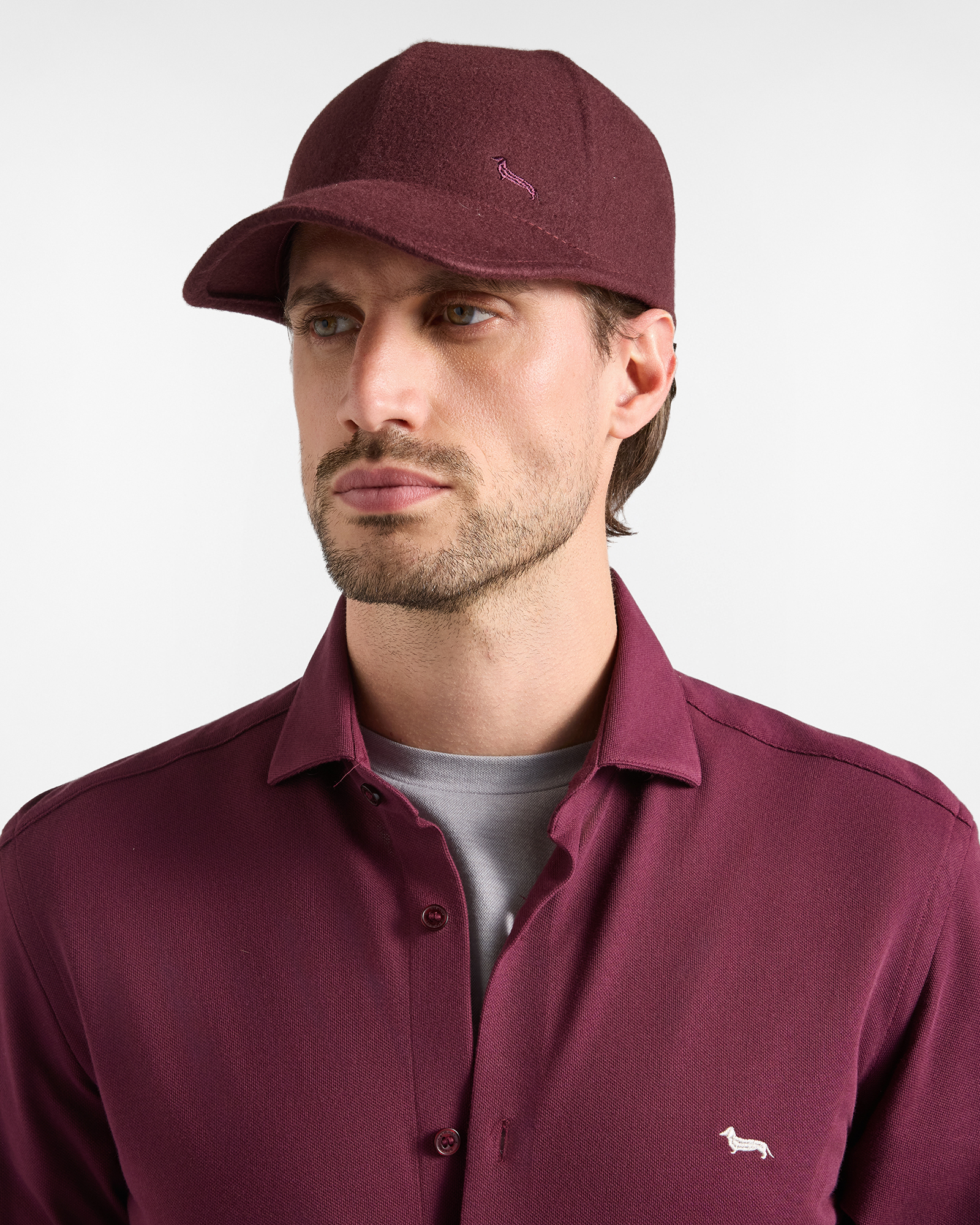 Men&rsquo;s baseball cap in pure wool with a felt-like finish and cyclamen embroidery