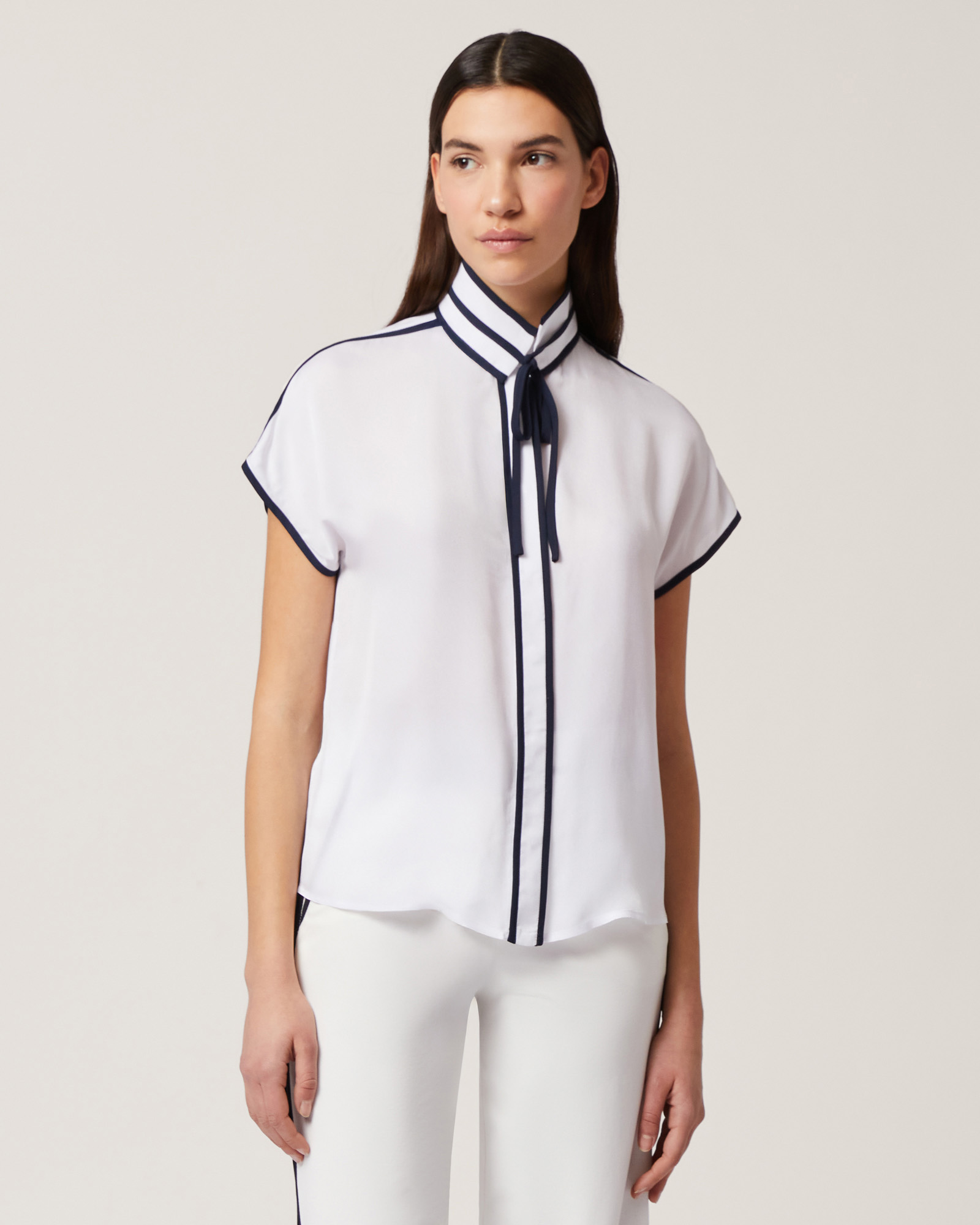 Blusa con ribetes a contraste