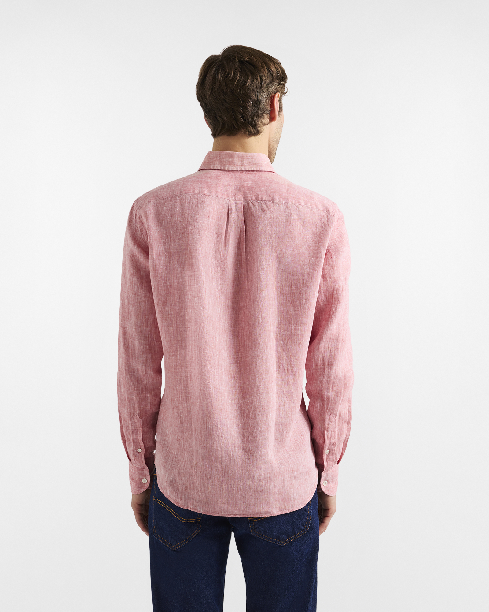 Camisa de lino puro, corte regular.
