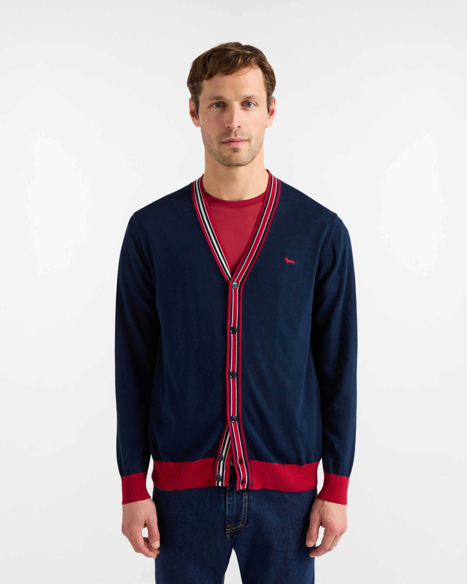 C&aacute;rdigan con detalles en contraste.