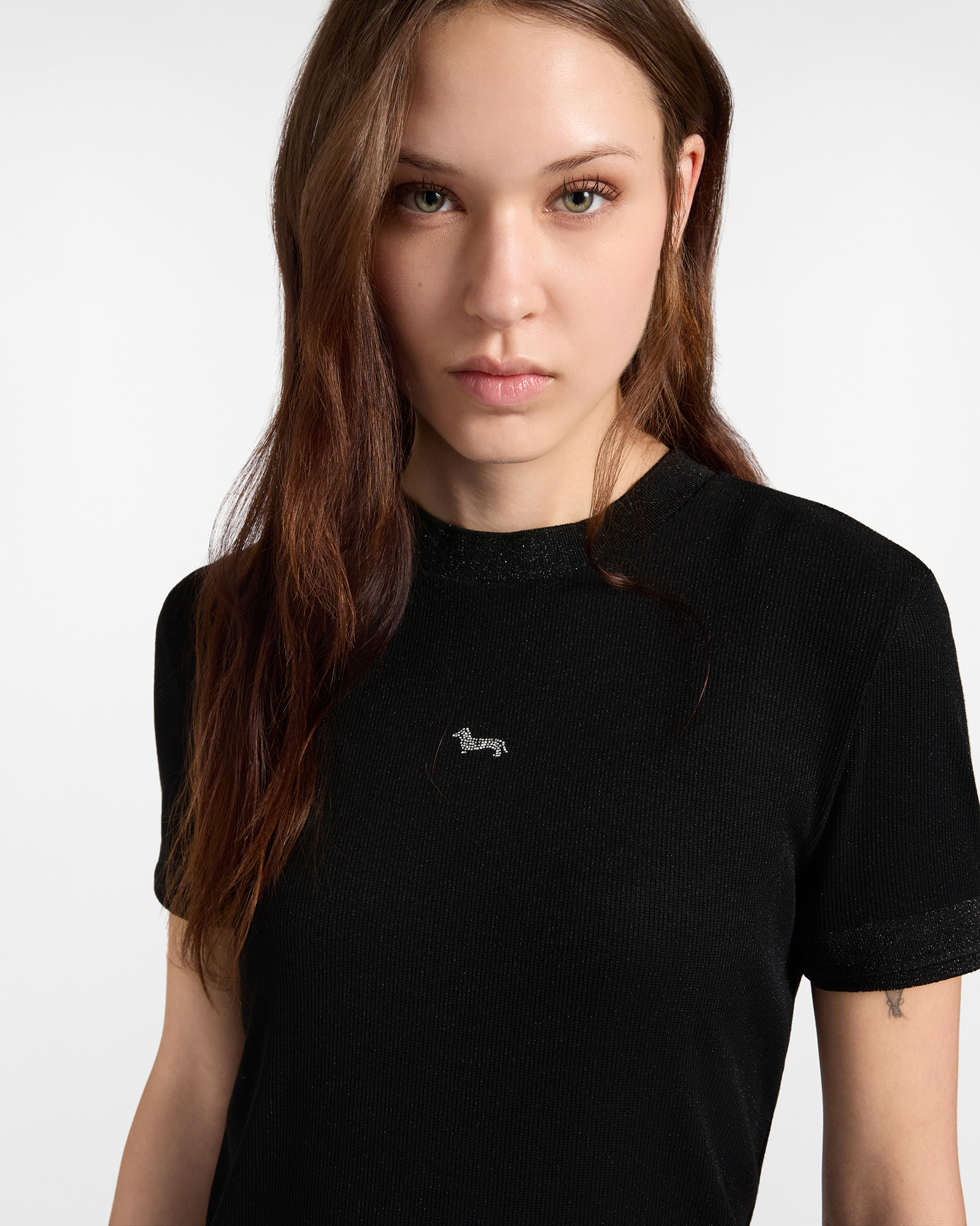 Women&rsquo;s Slim-Fit Lam&eacute; Ribbed T-shirt with rhinestone hem in stretch nylon, BLACK, large