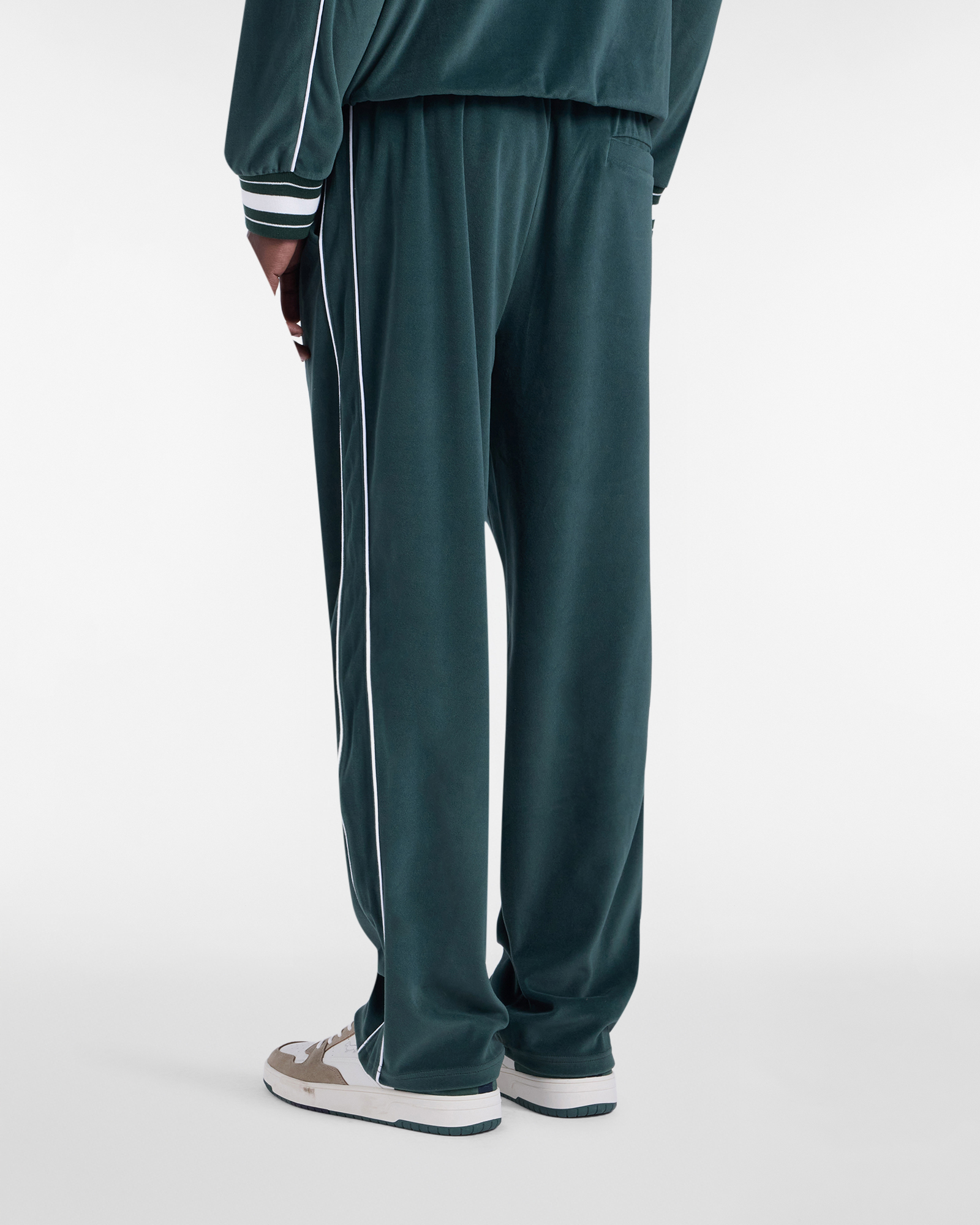 Sporty pants with corduroy piping
