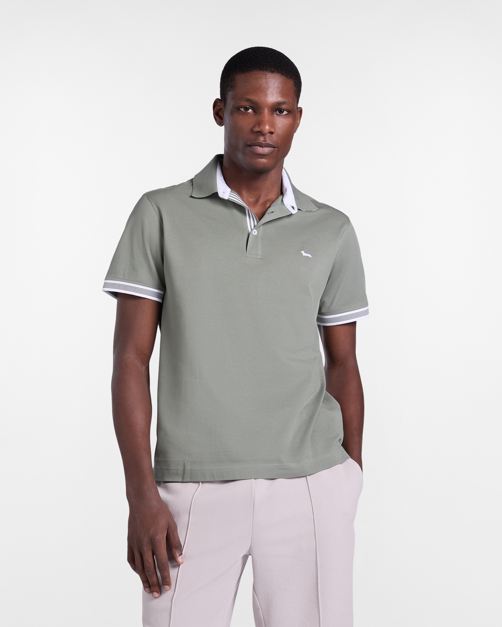 Polo para hombre con ribetes a rayas en piqu&eacute;