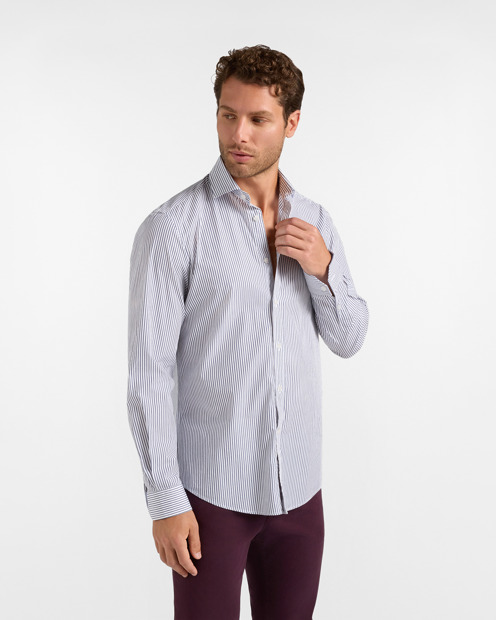 Men's narrow-fit dark blue shirt featuring stripes on a white yarn-dyed background