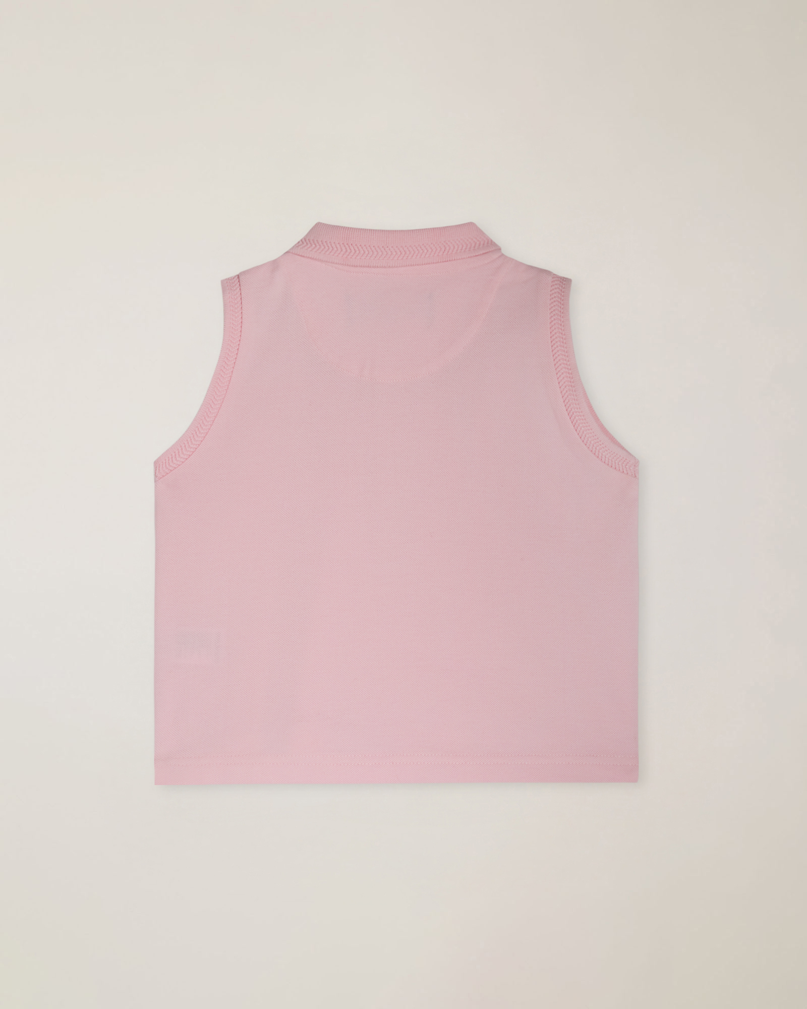 Polo de piqu&eacute; con sisa y detalle de logotipo bordado