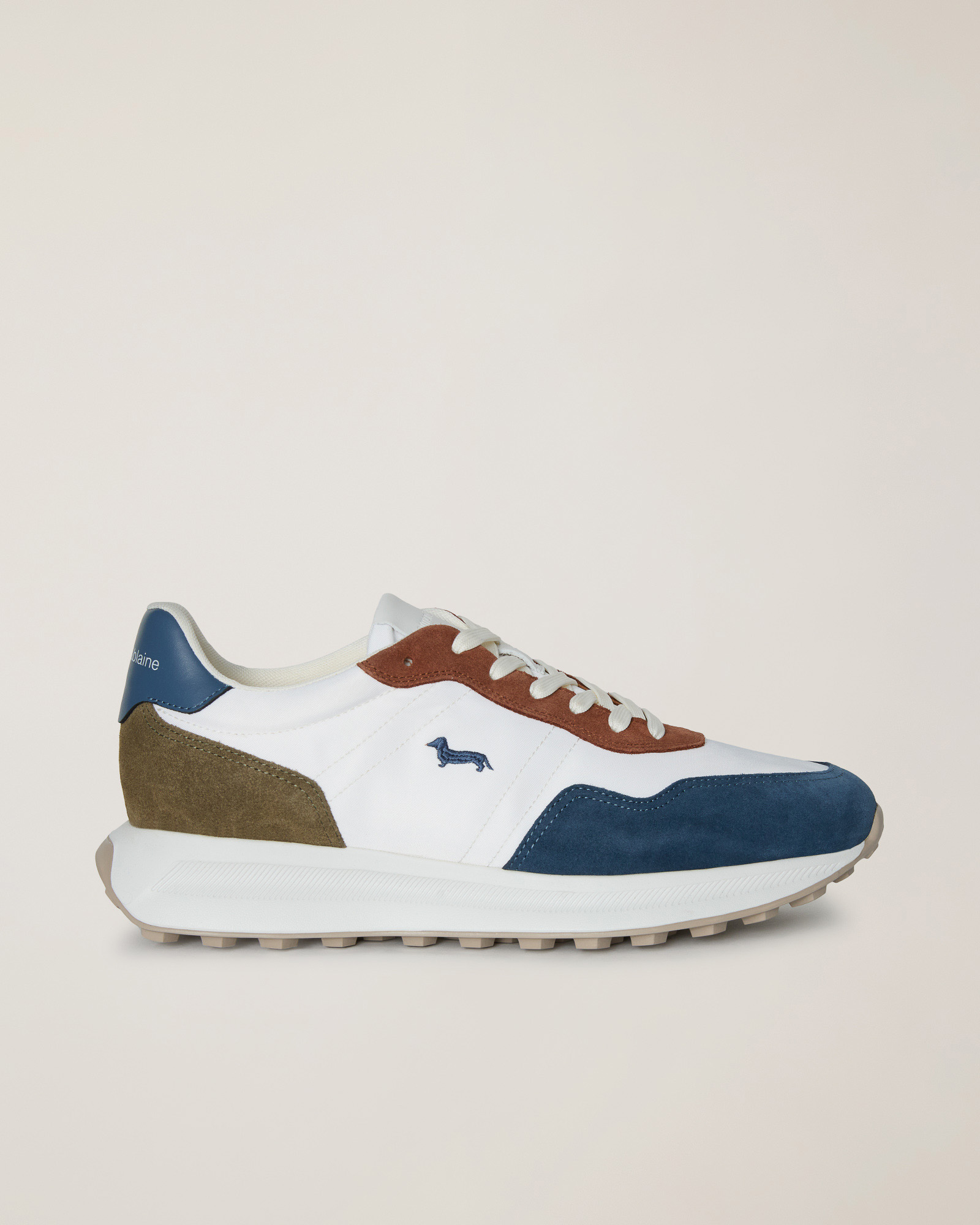Sneaker with two-tone sole