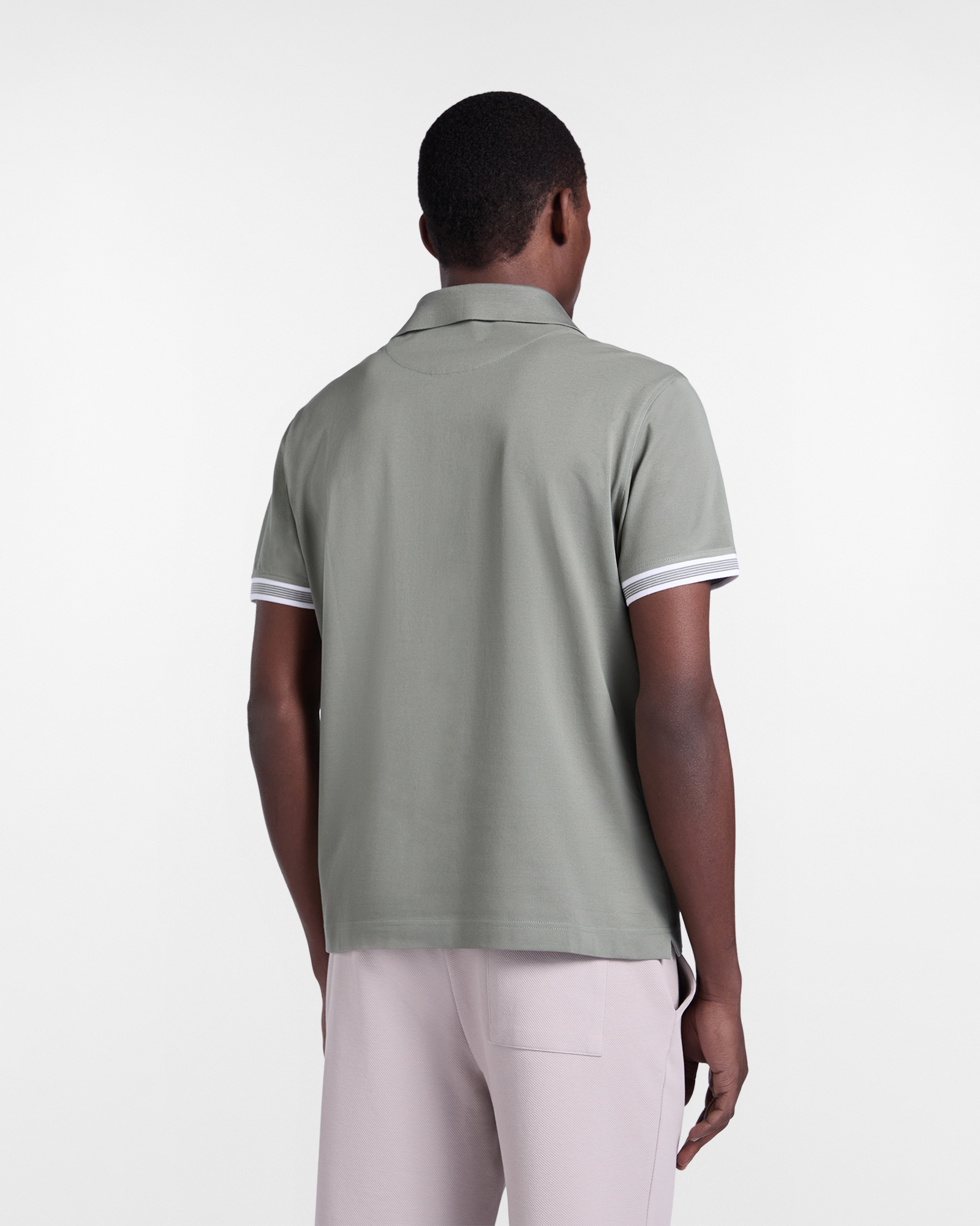Polo para hombre con ribetes a rayas en piqu&eacute;