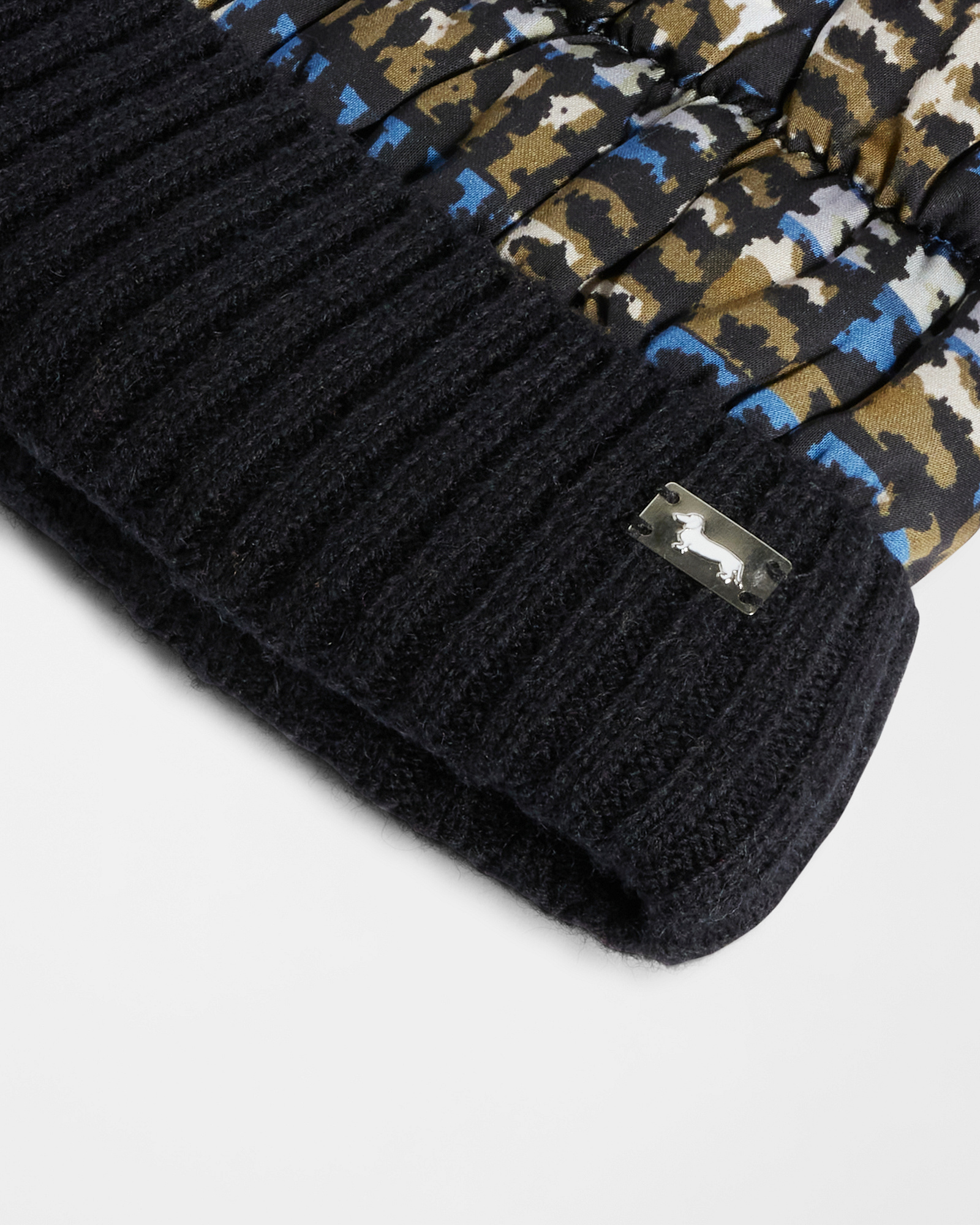 Gorro con Pompón Desmontable y Diseño Abstracto