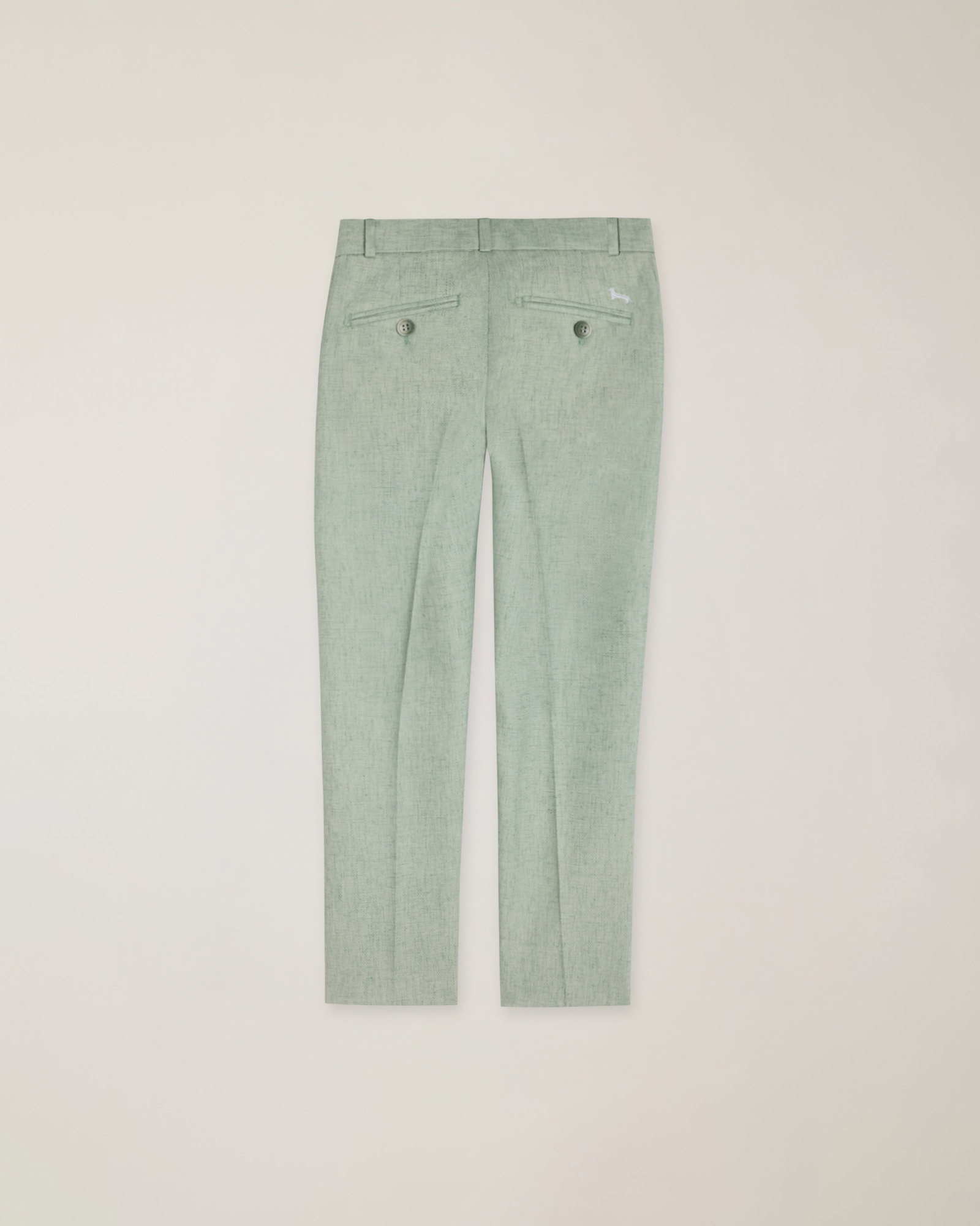 Pantal&oacute;n con bolsillos tipo americano y logotipo bordado.