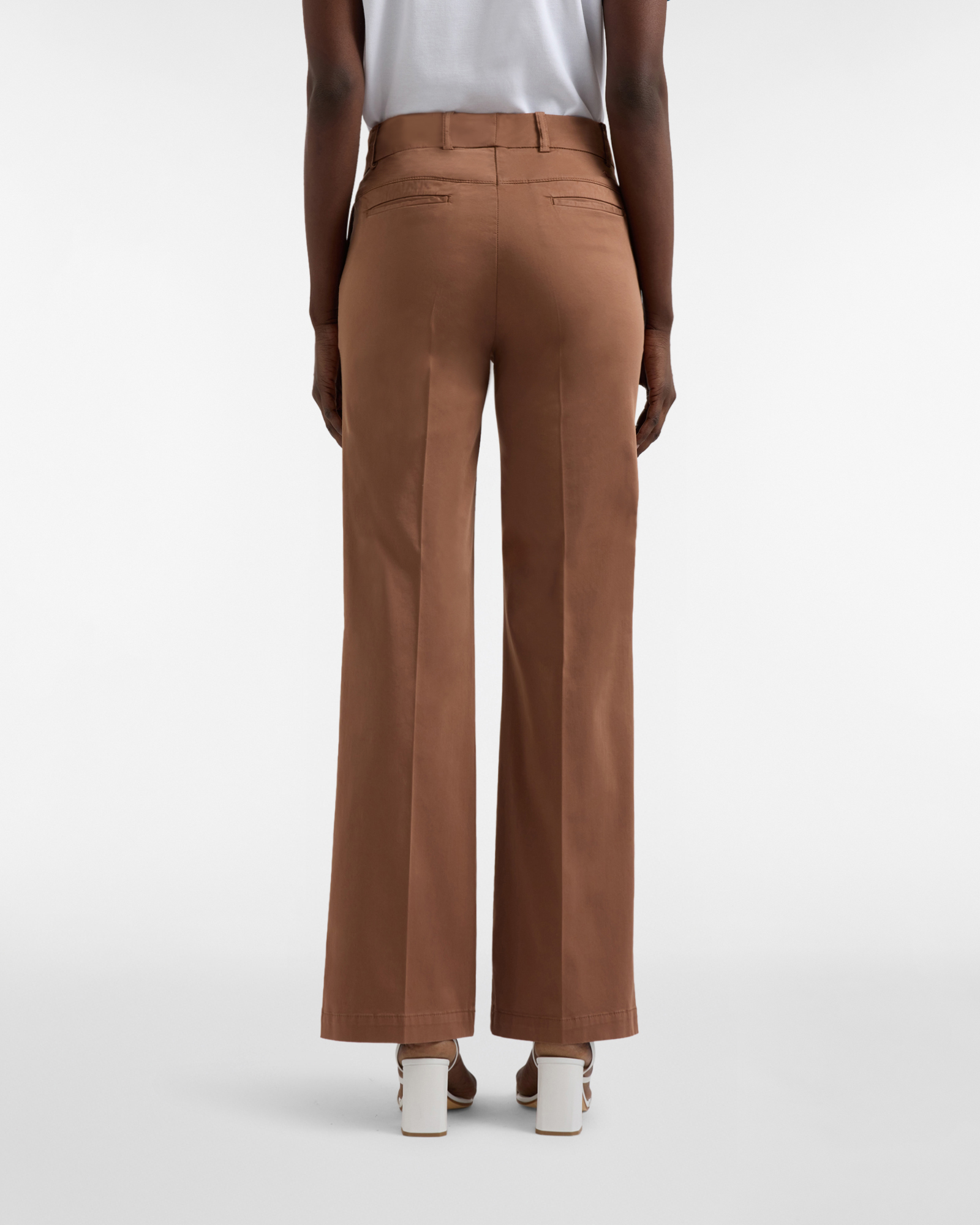 Women's high-waisted pants with a straight leg