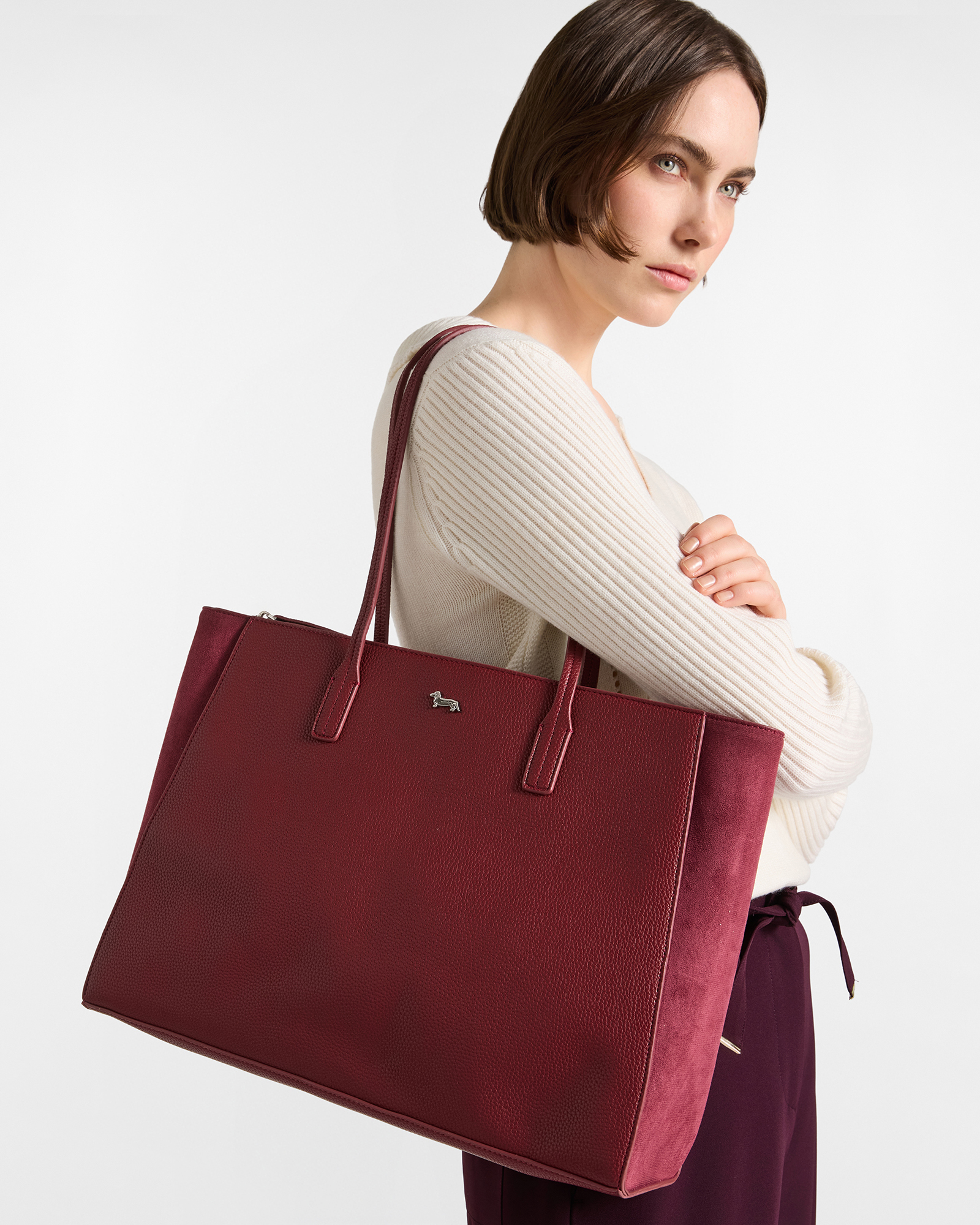 Women's red shopper