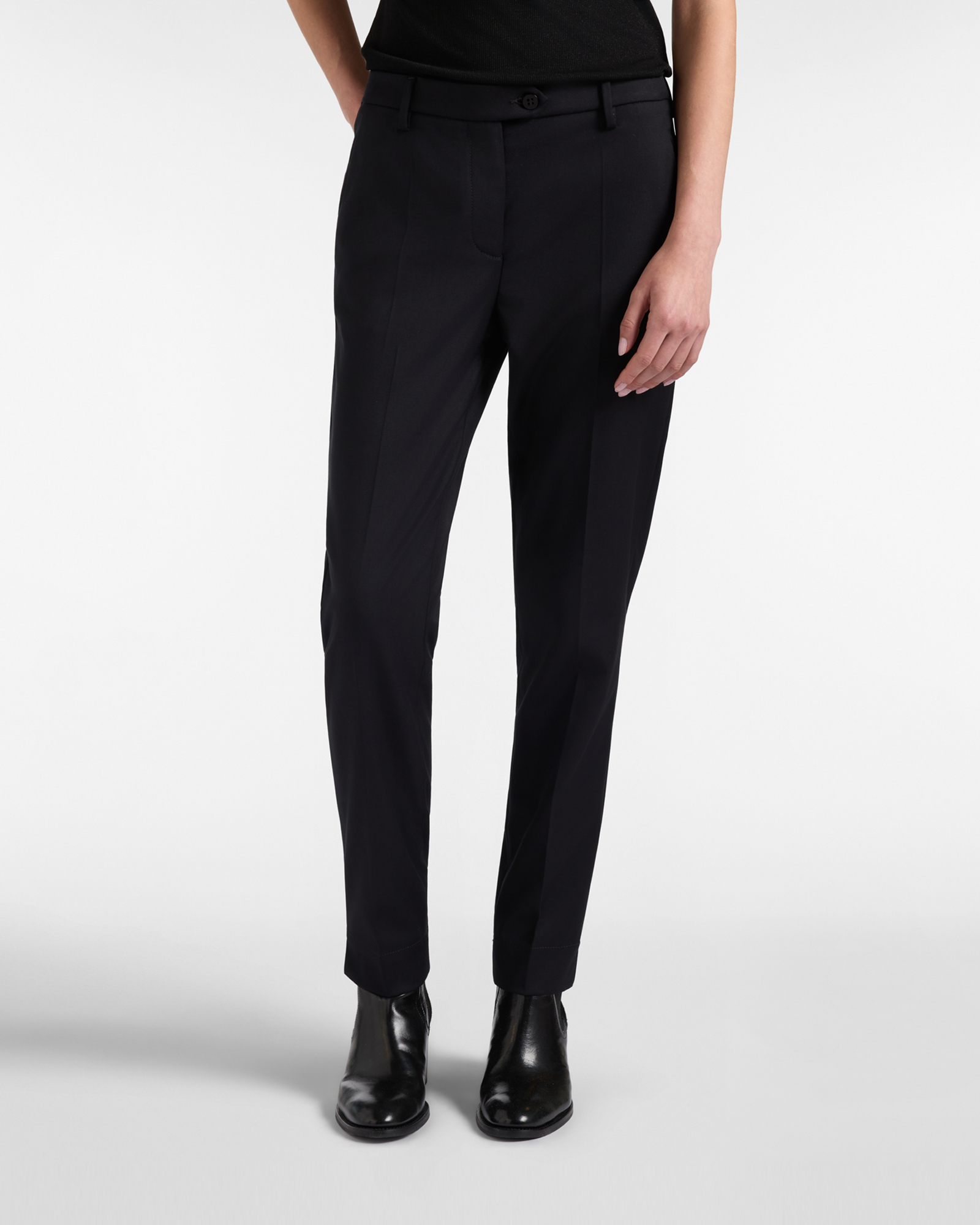 Women&rsquo;s Slim-Fit American-Style Flannel Trousers in Black