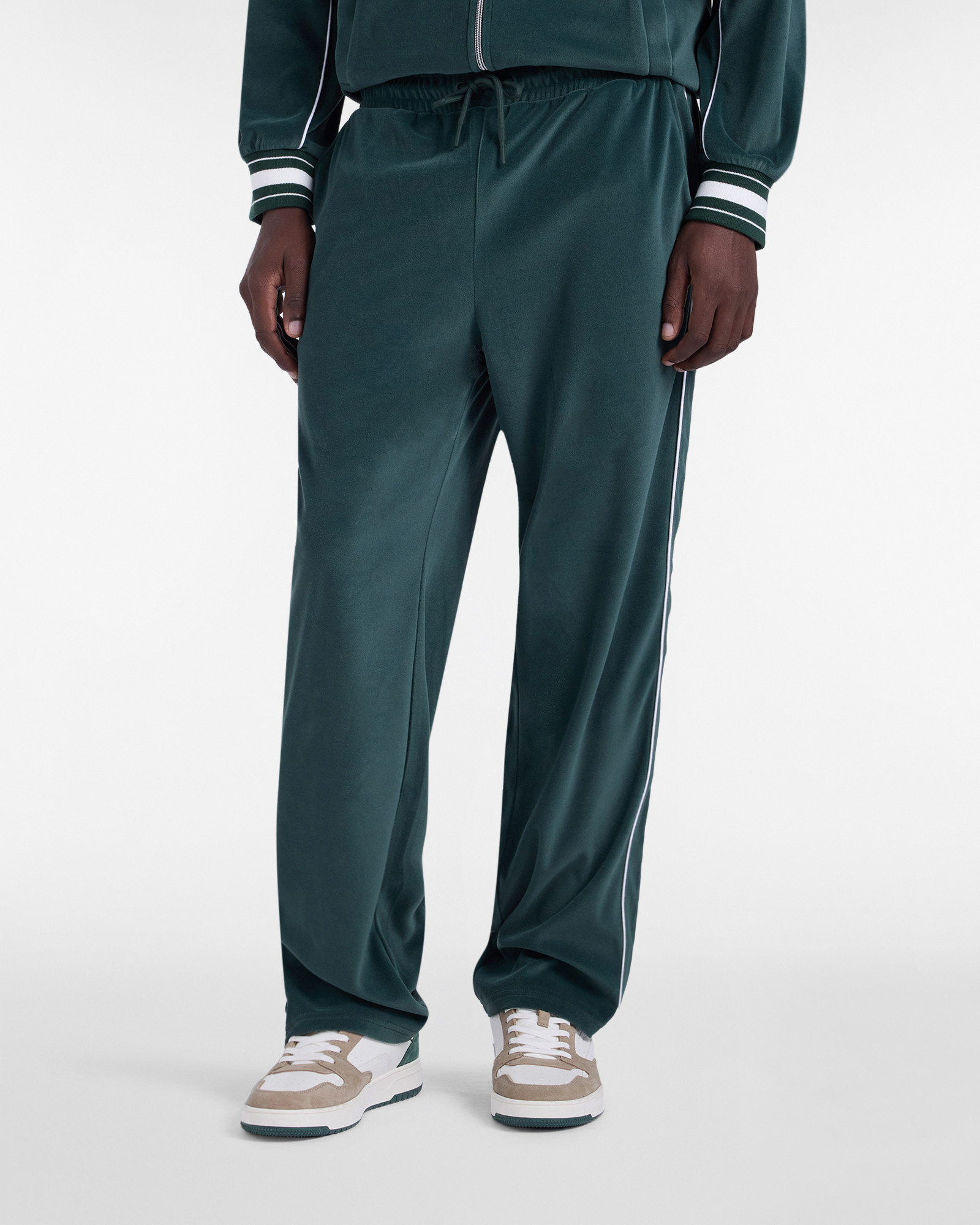 Sporty pants with corduroy piping