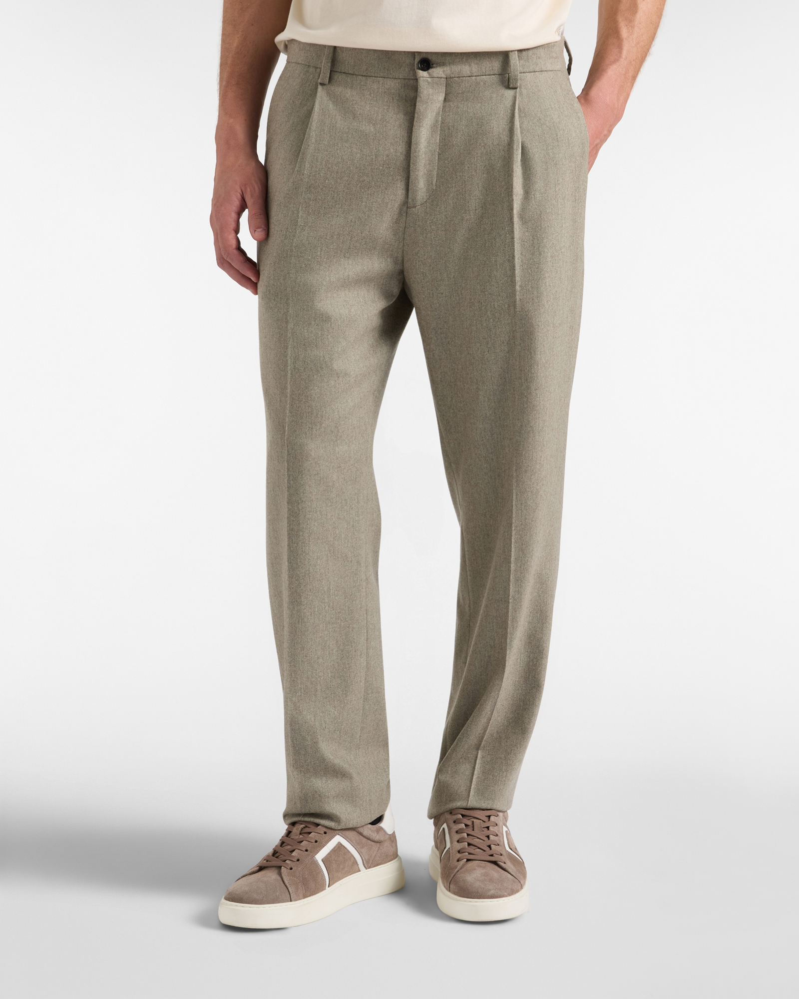 Men&rsquo;s Chino Trousers with pleats and frayed hem from the &lsquo;Capsule Qualit&agrave; a Colori&rsquo; collection in beige