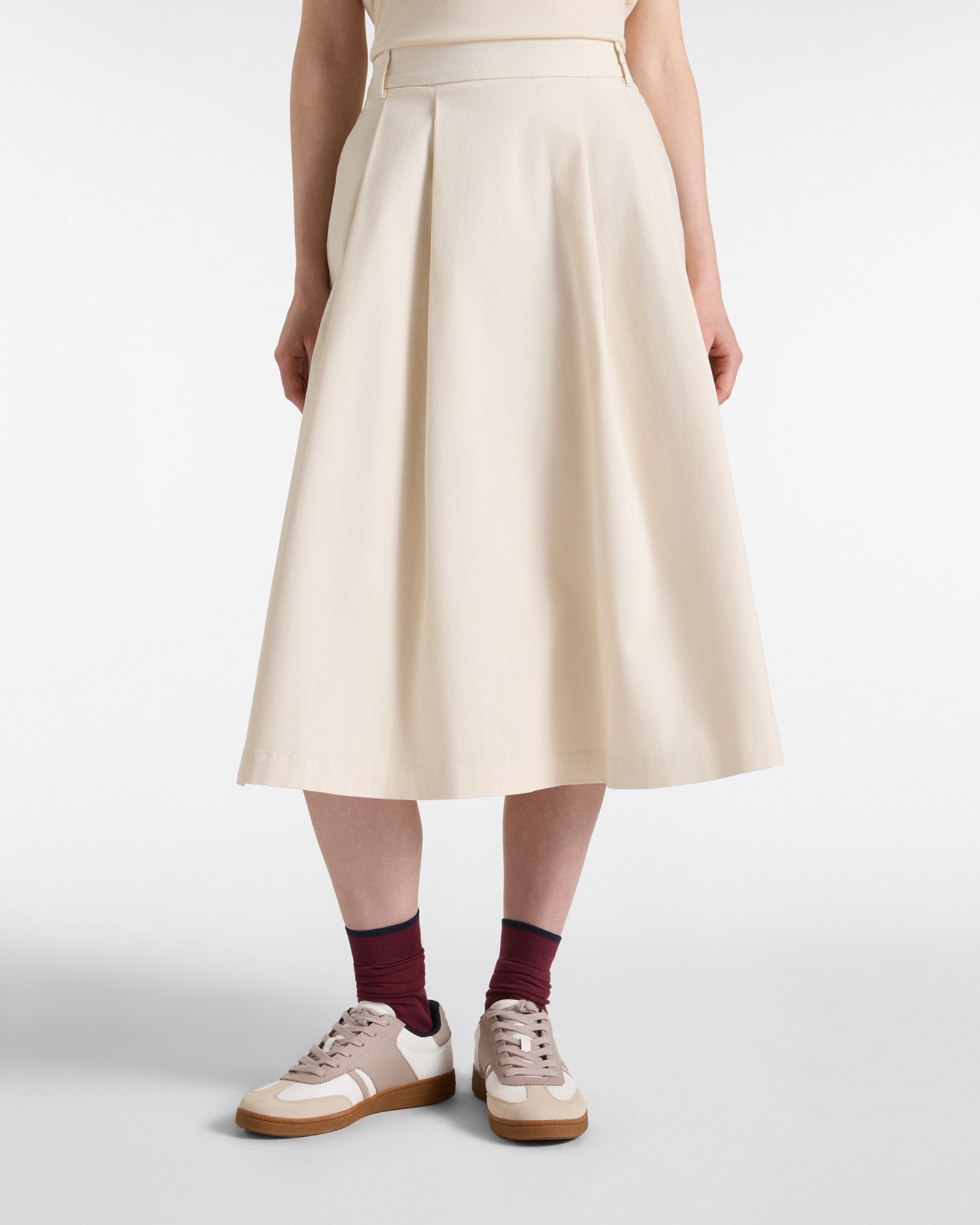Women&rsquo;s stretch cotton satin skirt with pleats and a high waist in dove grey