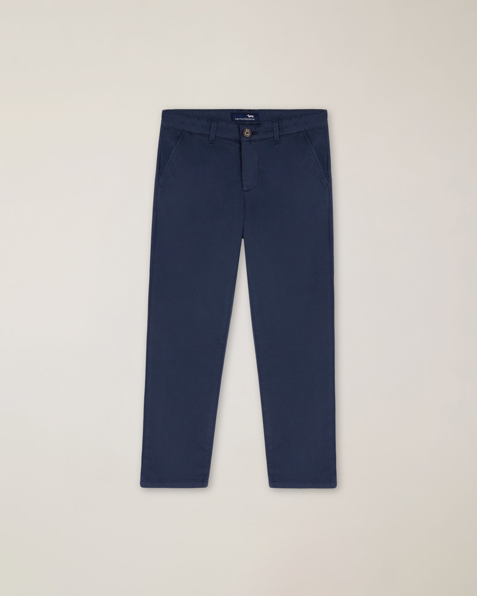 Pantal&oacute;n con bolsillos tipo americano y logotipo bordado.