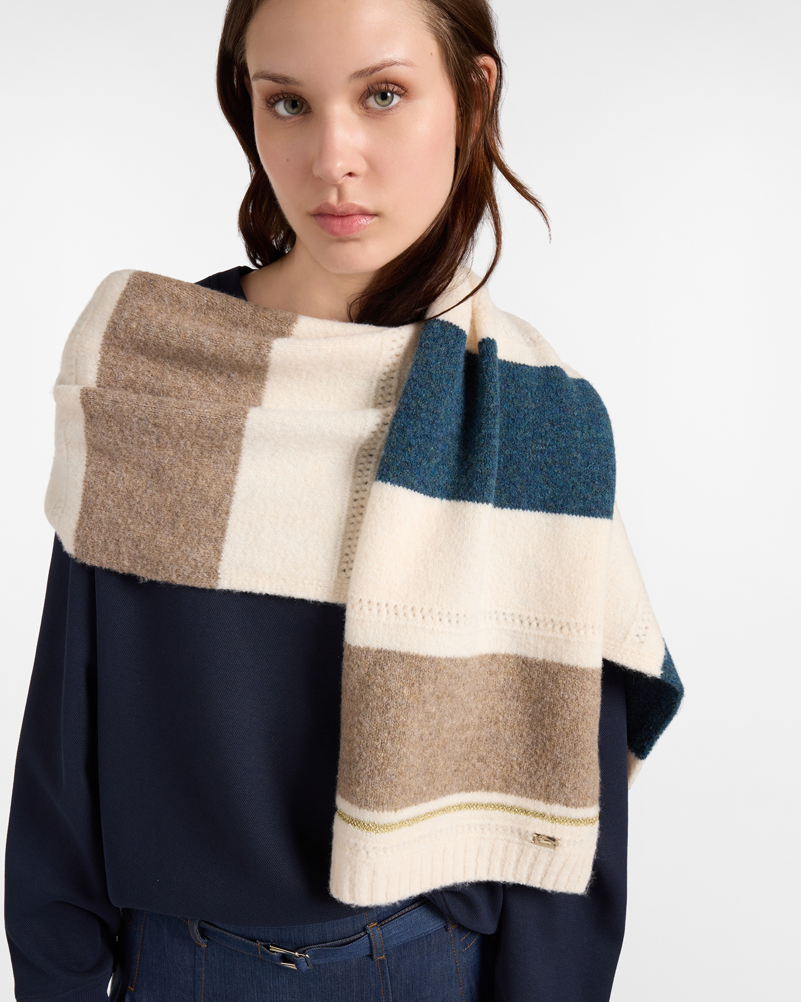 Women&rsquo;s knitted scarf with contrasting stripes in taupe technical fabric