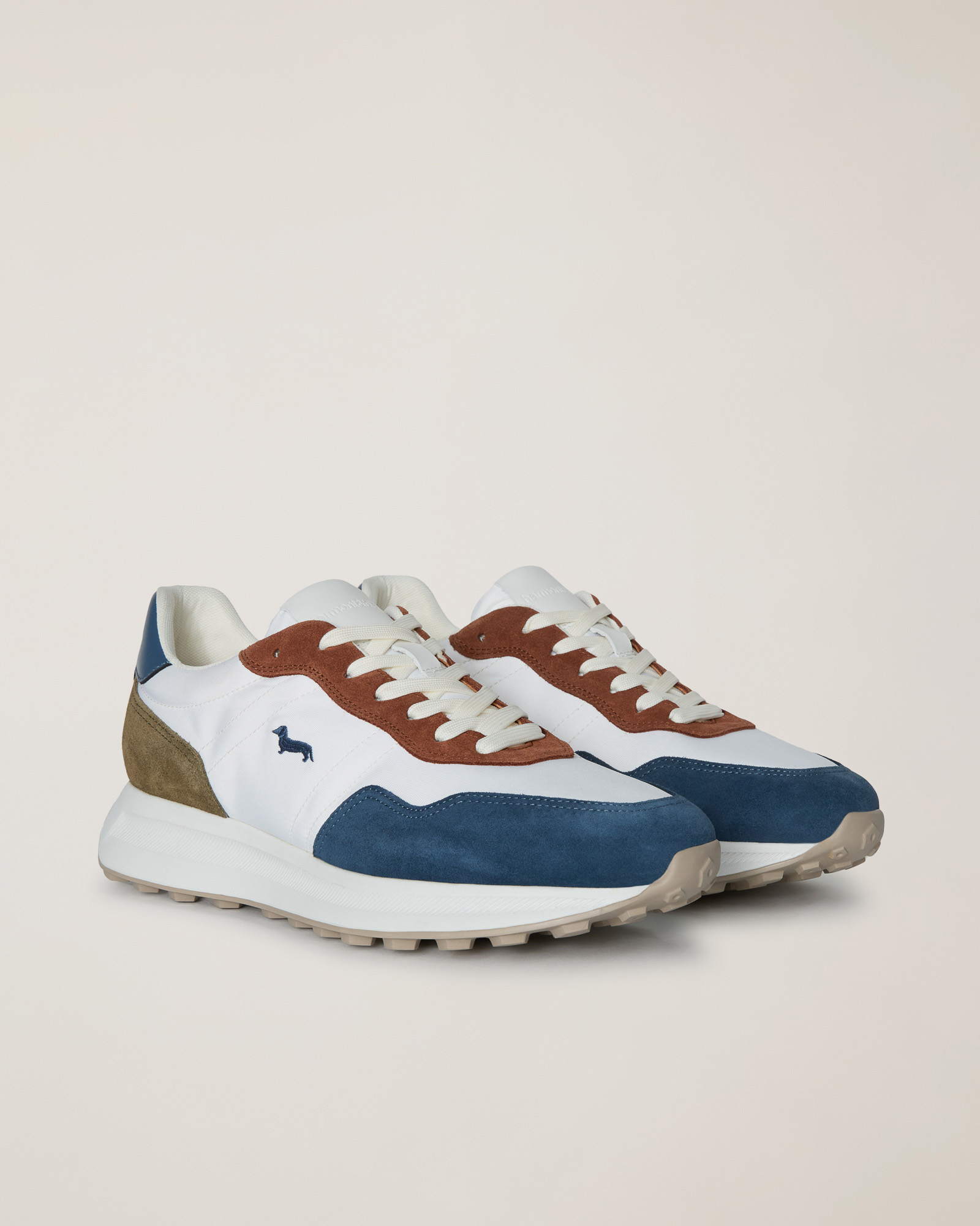Sneaker with two-tone sole
