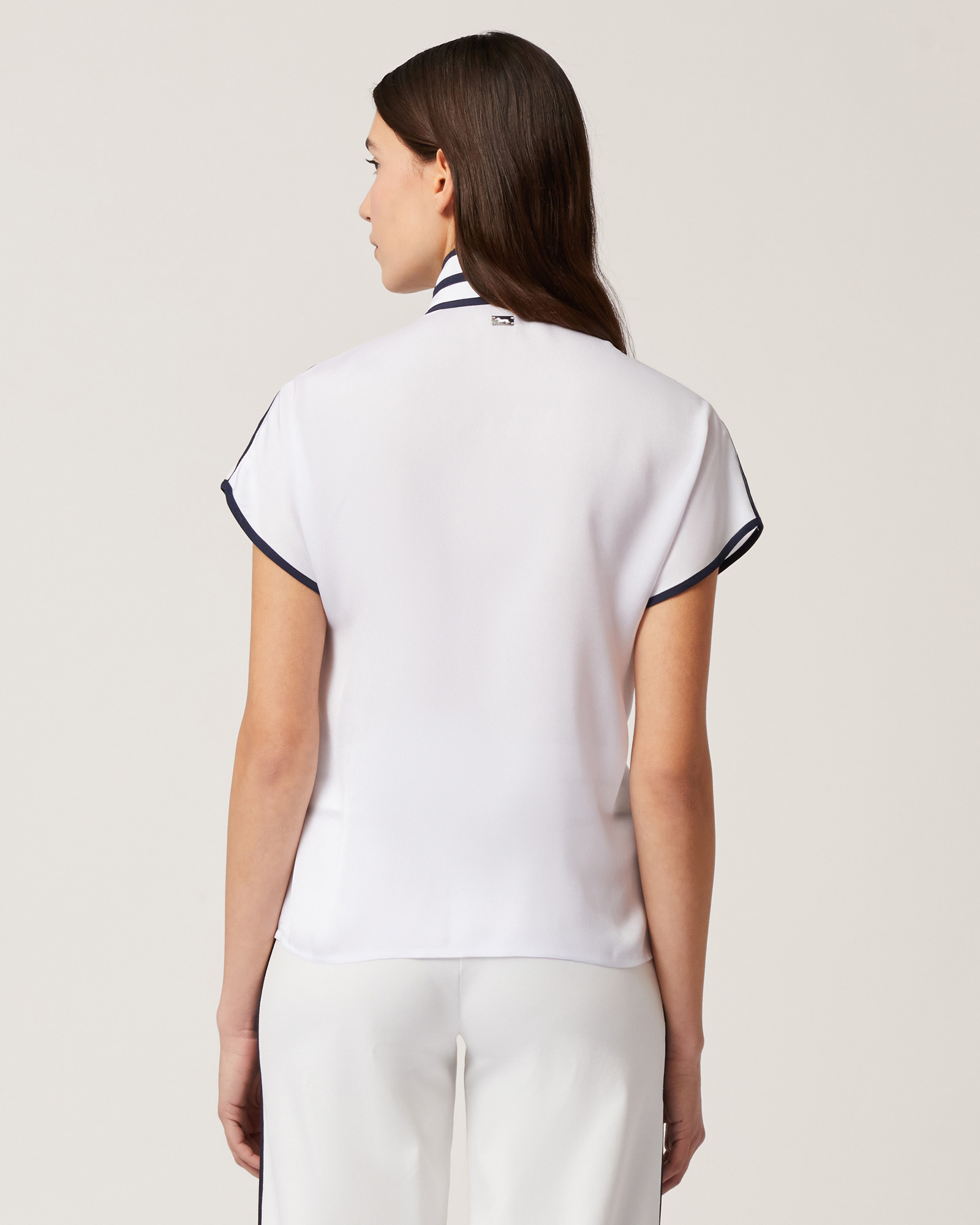 Blusa con ribetes a contraste