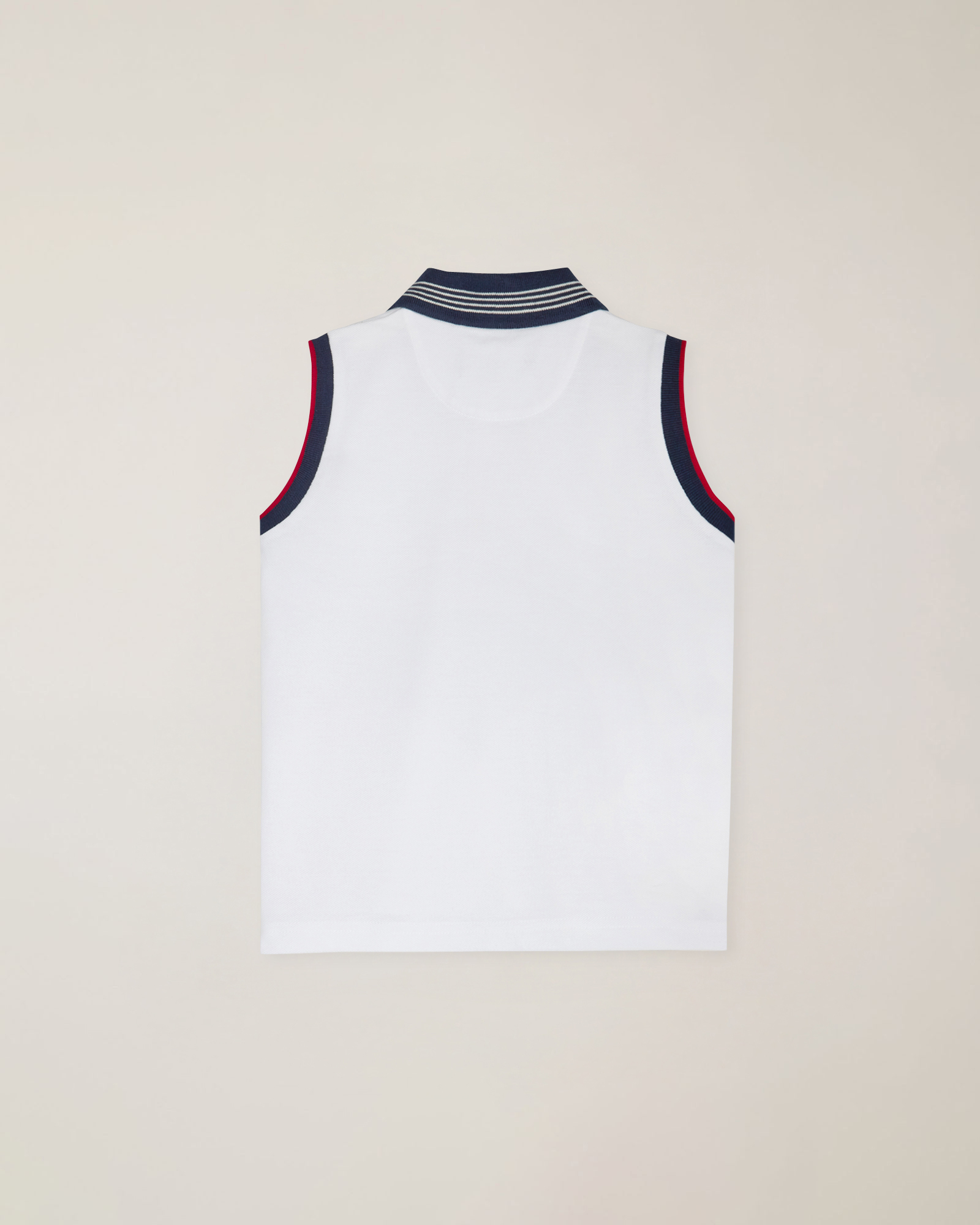 Polo en piqu&eacute; con sisa y detalle de parche exclusivo al lado del coraz&oacute;n