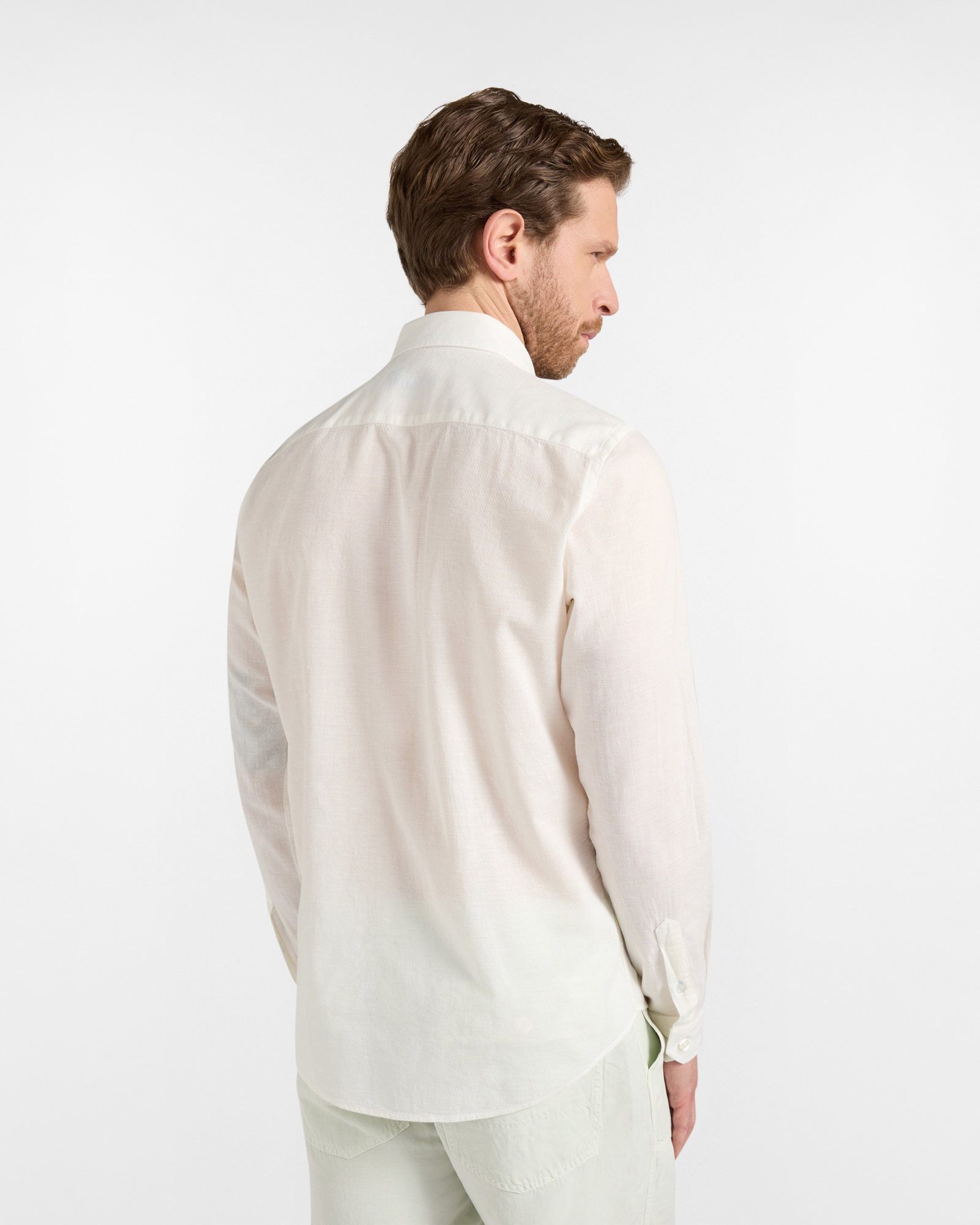 Men&rsquo;s narrow-fit solid color shirt
